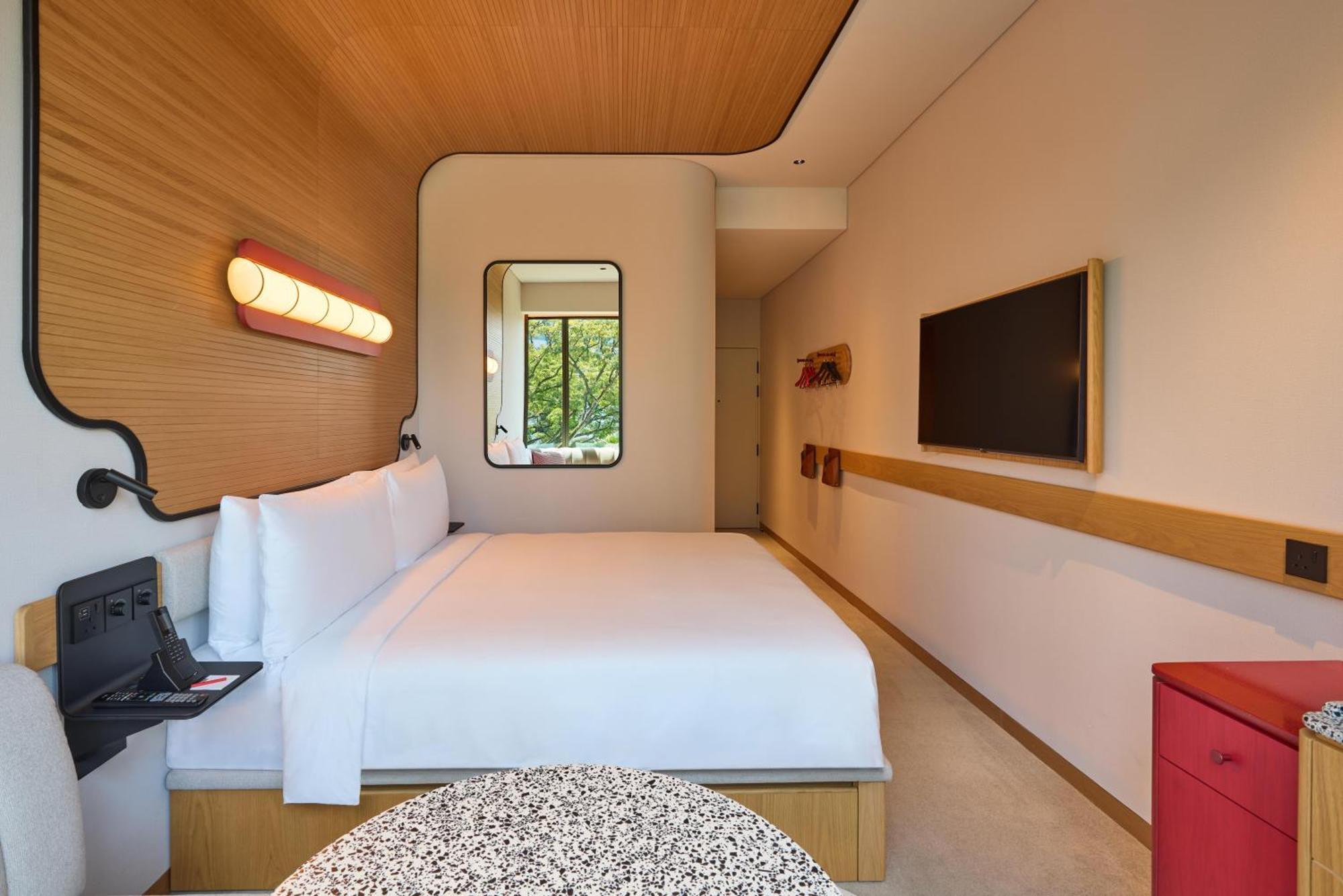 Kamer met Kingsize Bed en Uitzicht op het Zwembad