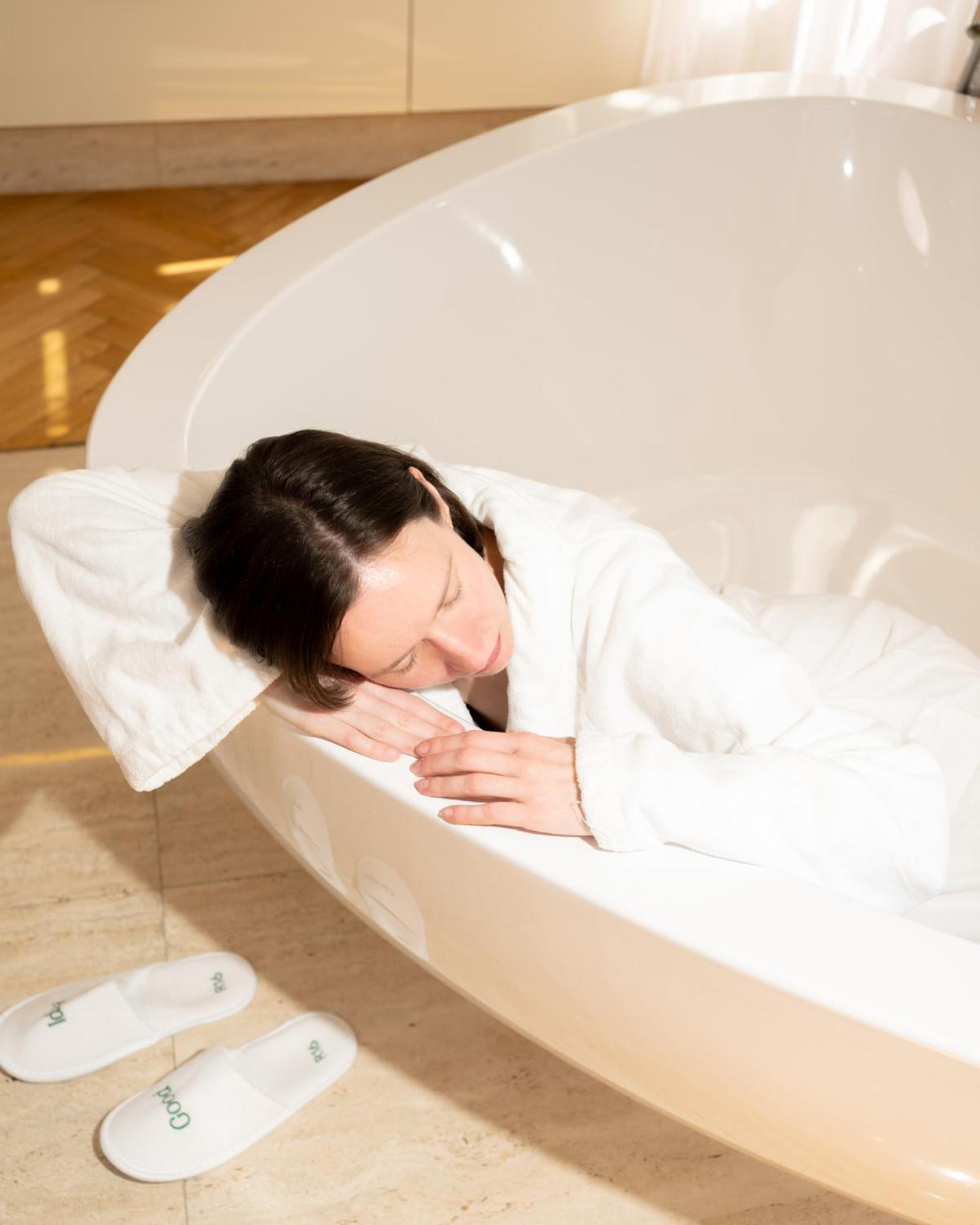 Three-Bedroom Apartment Suite,1680908381:JPEG