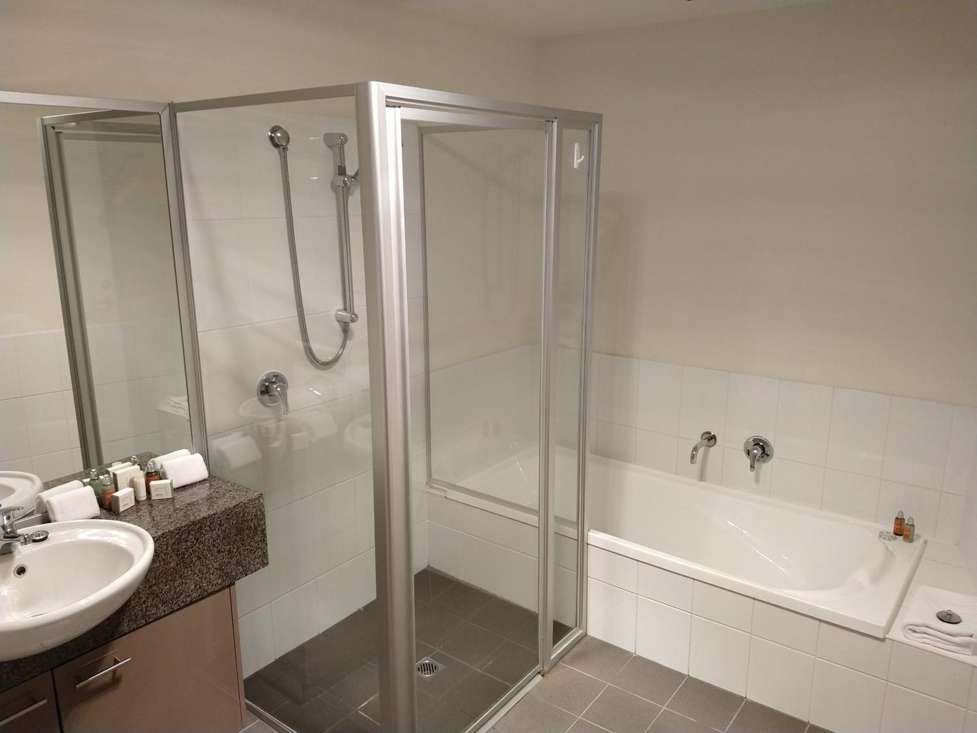 Wapping - Collins Street 2 Bedroom Tower Apartment