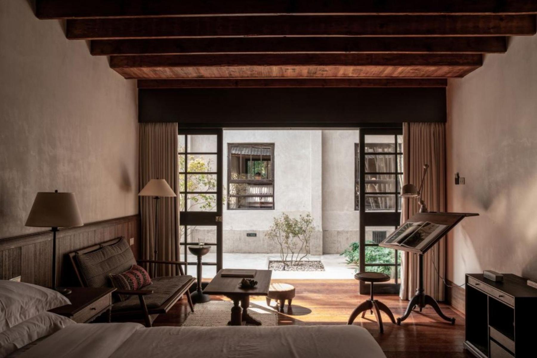 Courtyard Queen Room