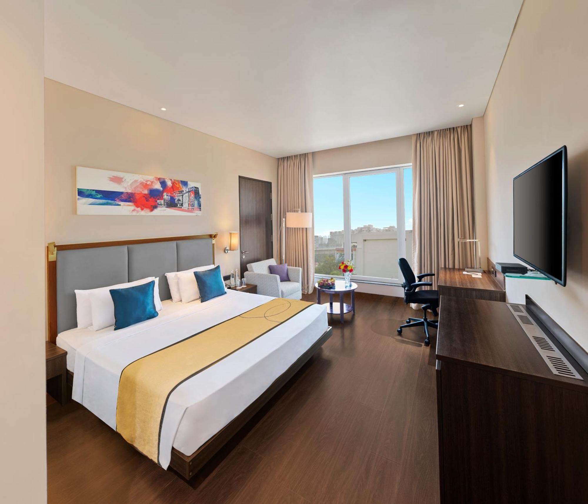 Deluxe King Room with City View