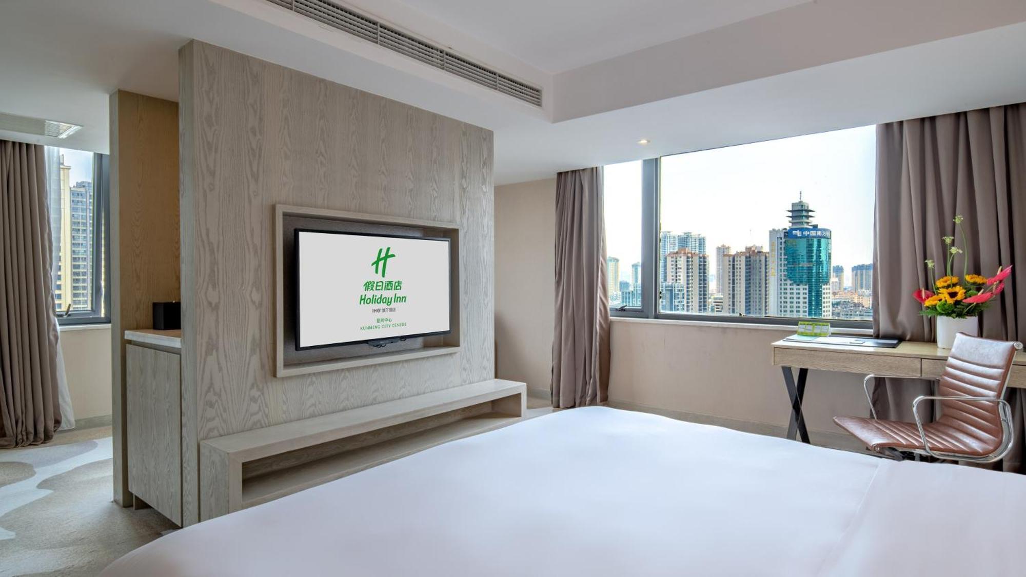 1 King Bed Premium City View
