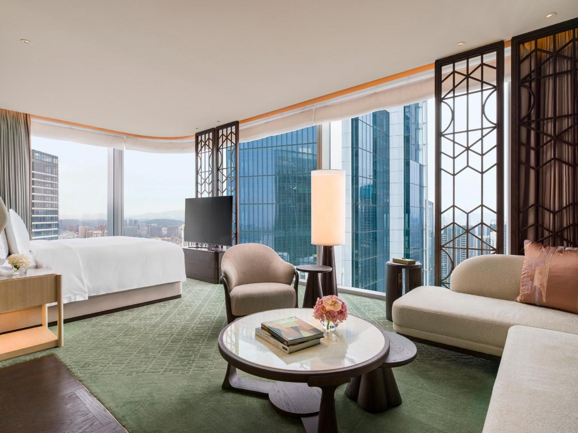 Deluxe Panoramic City View King Room