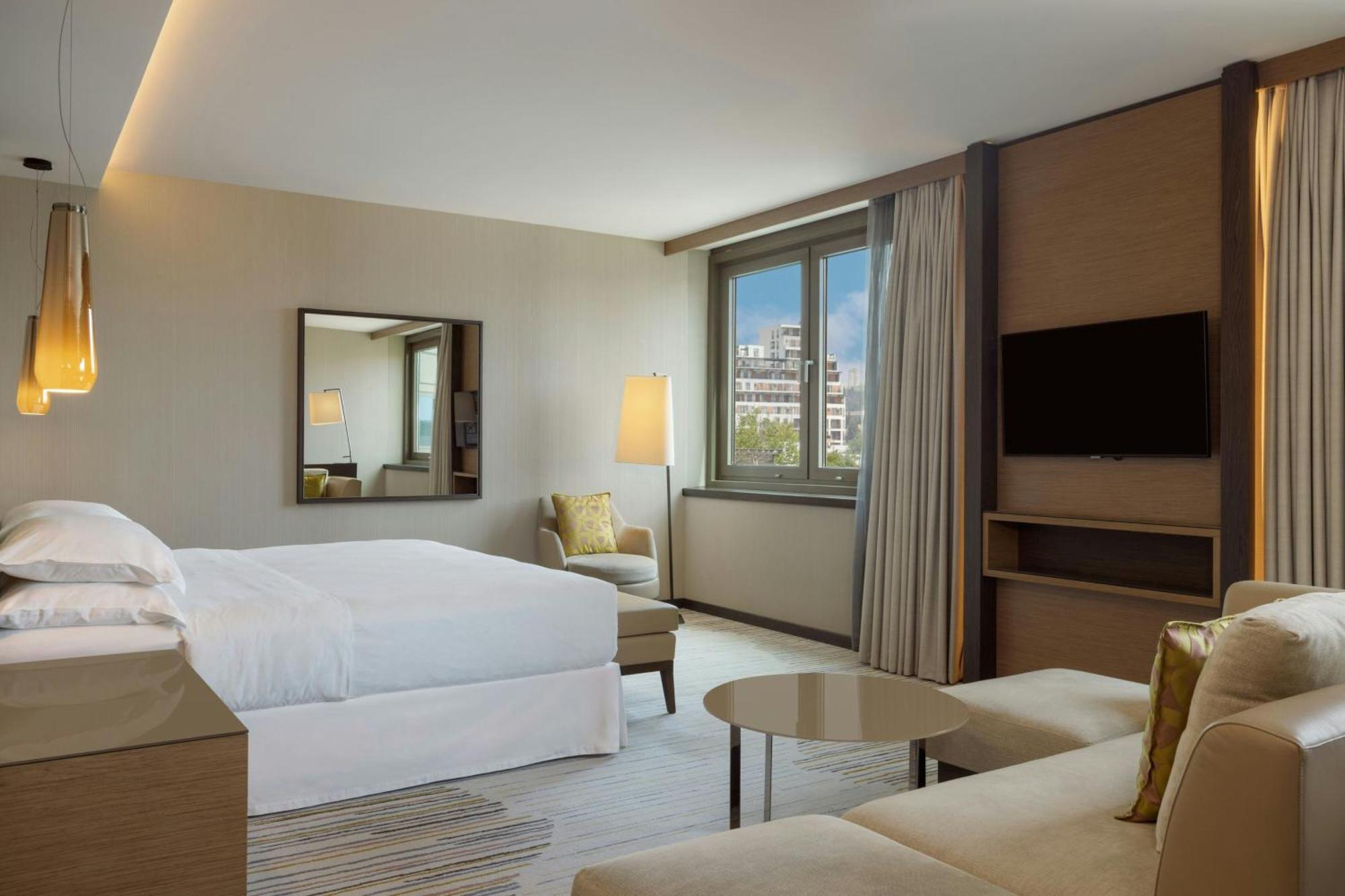 Executive King, Larger Guest room, 1 King,1697924027:JPEG