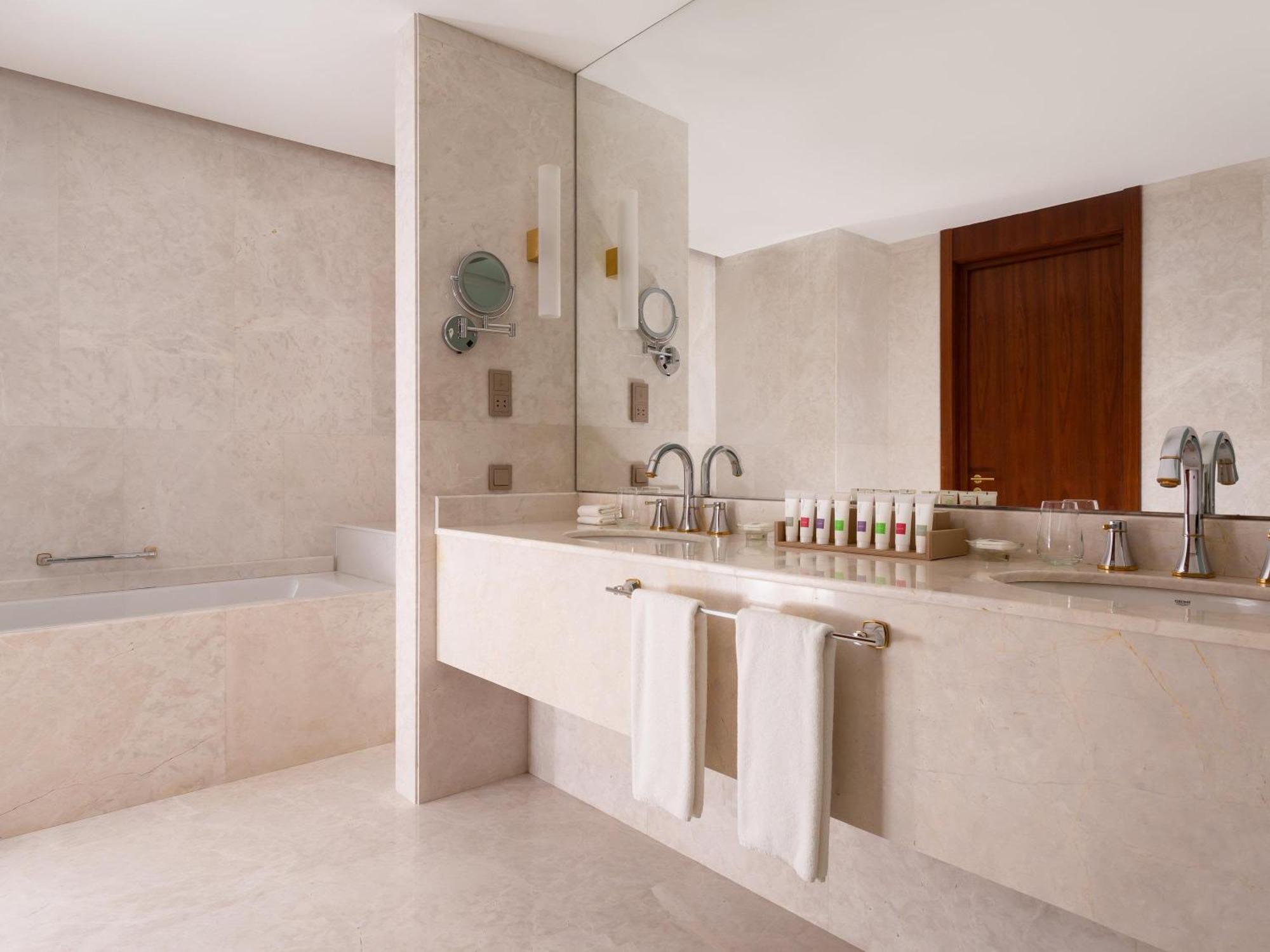 Executive Grand Suite with Panoramic Mountain View