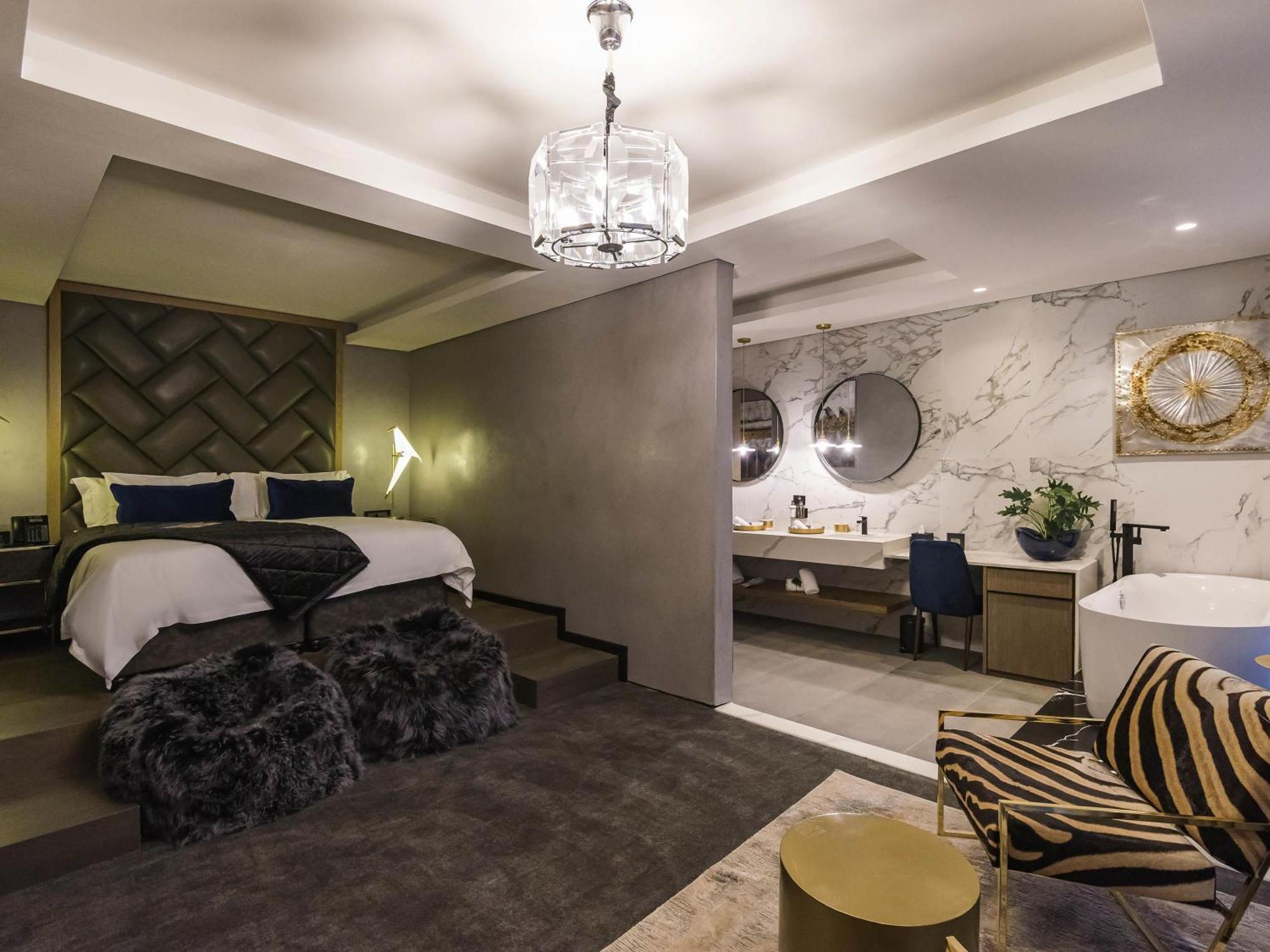 The Crown King Suite with Balcony and Panoramic Garden View