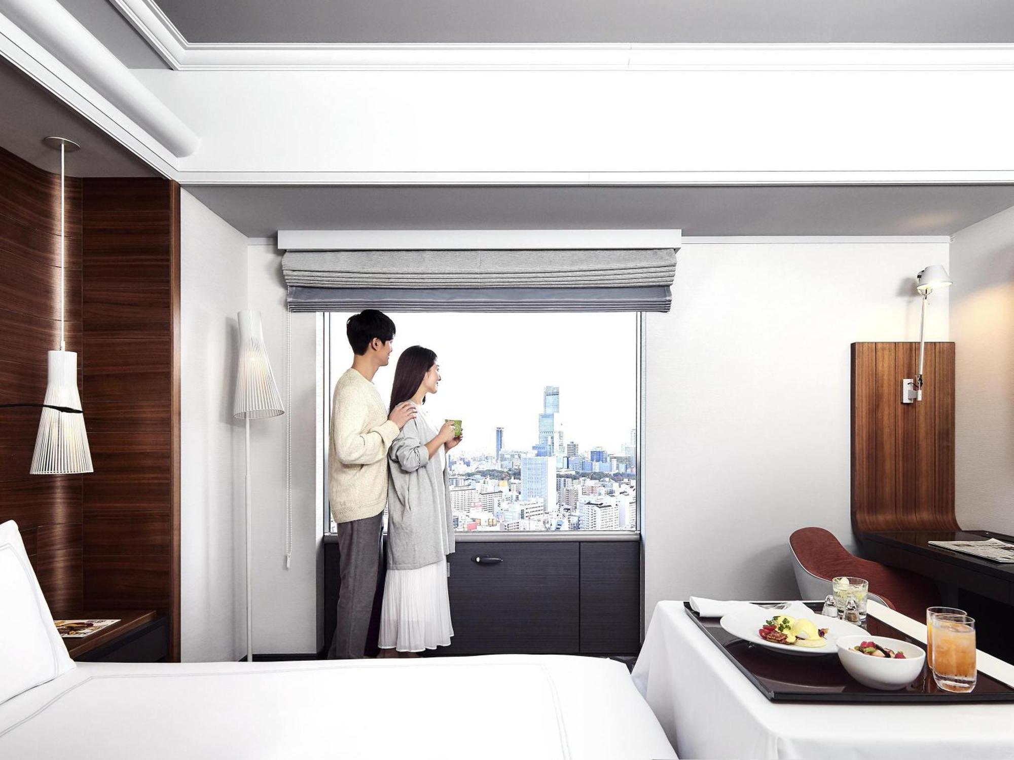 Deluxe King Suite with Lounge Access