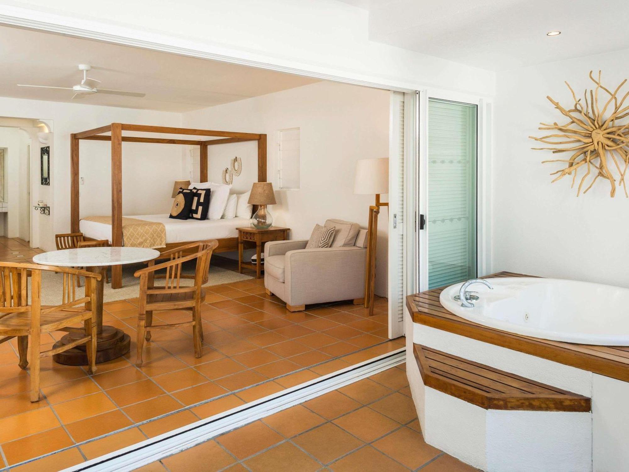 Verandah King Suite with Four-poster Bed and Large SPA Bath on Private Balcony