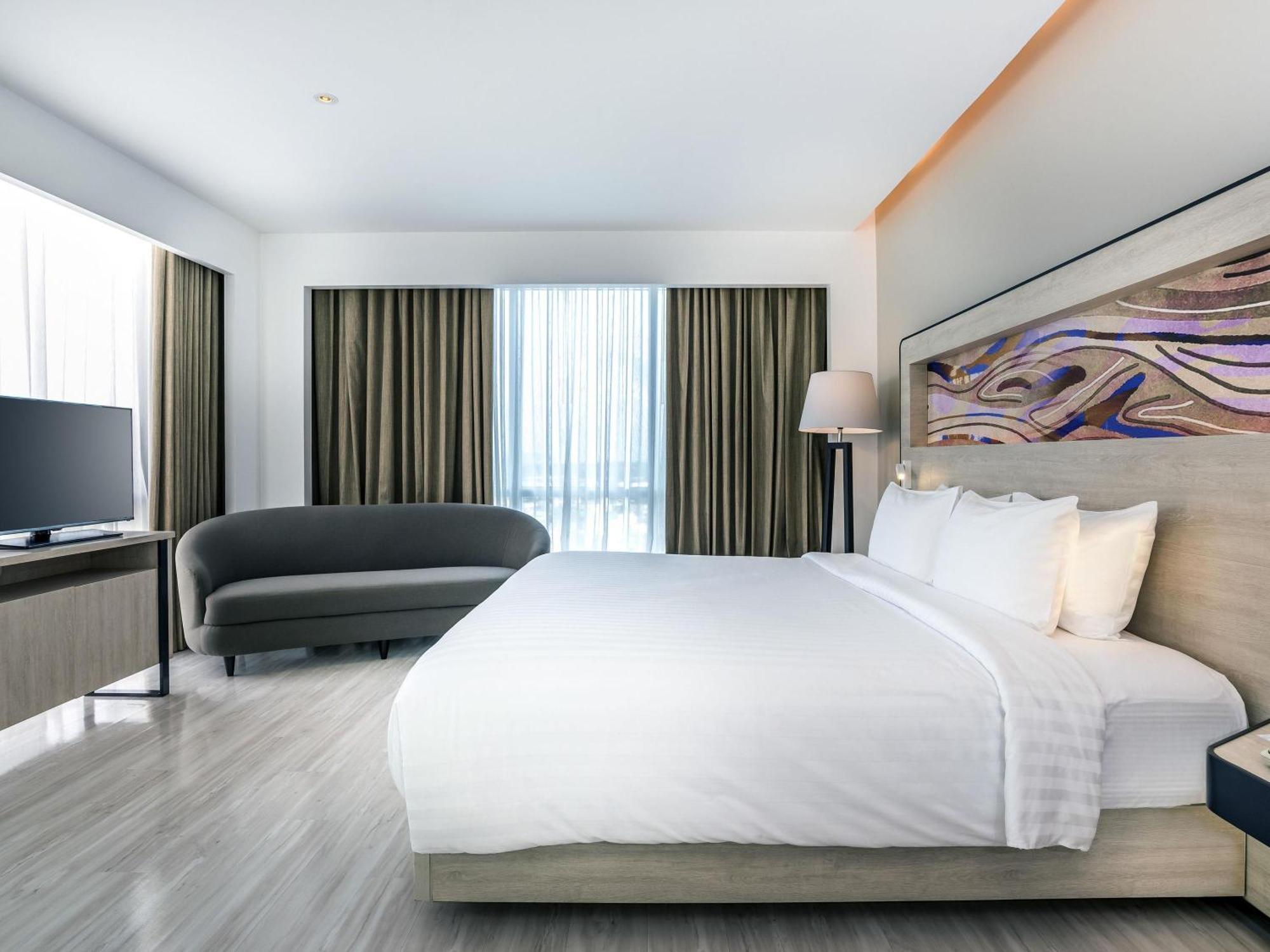 Executive Suite,1717035426:JPEG