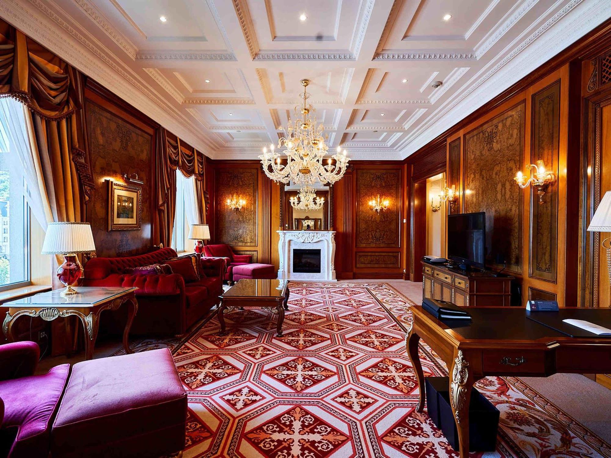 Royal King Suite King with City View - Nonsmoking