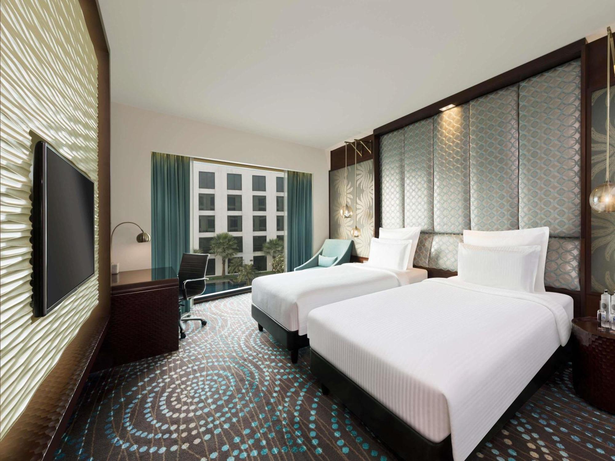 Superior Twin Room with Pool View and Bathtub
