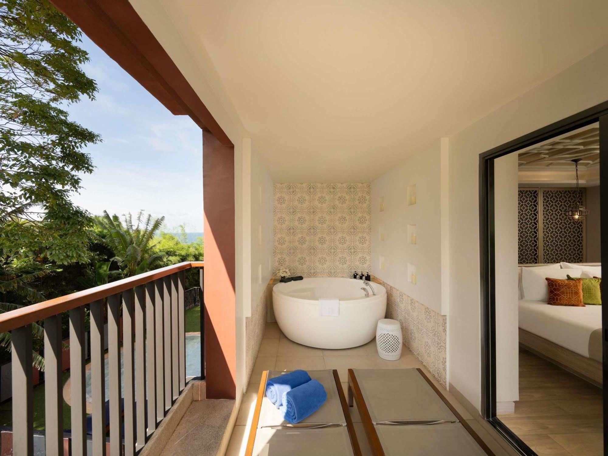 Deluxe Suite with Whirlpool Bath – Mountain View