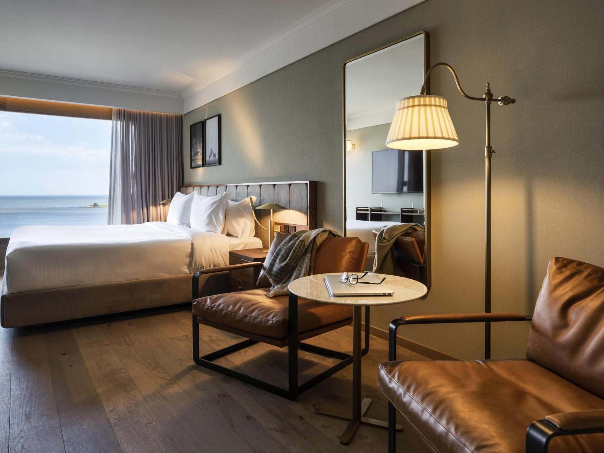 Deluxe Room with King Bed and Sea View