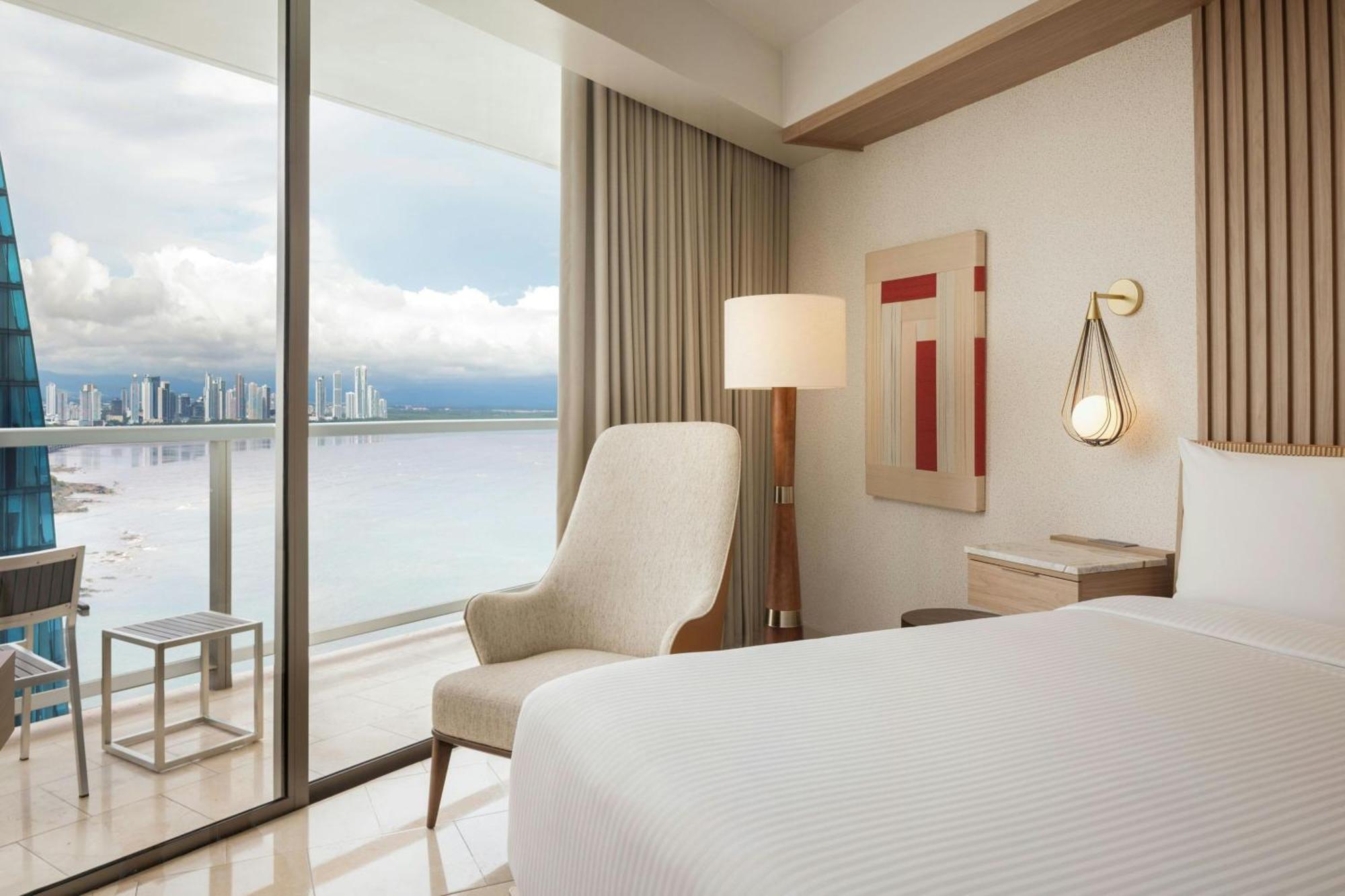 Kamer met Kingsize Bed en Balkon - Gedeeltelijk Uitzicht op de Oceaan