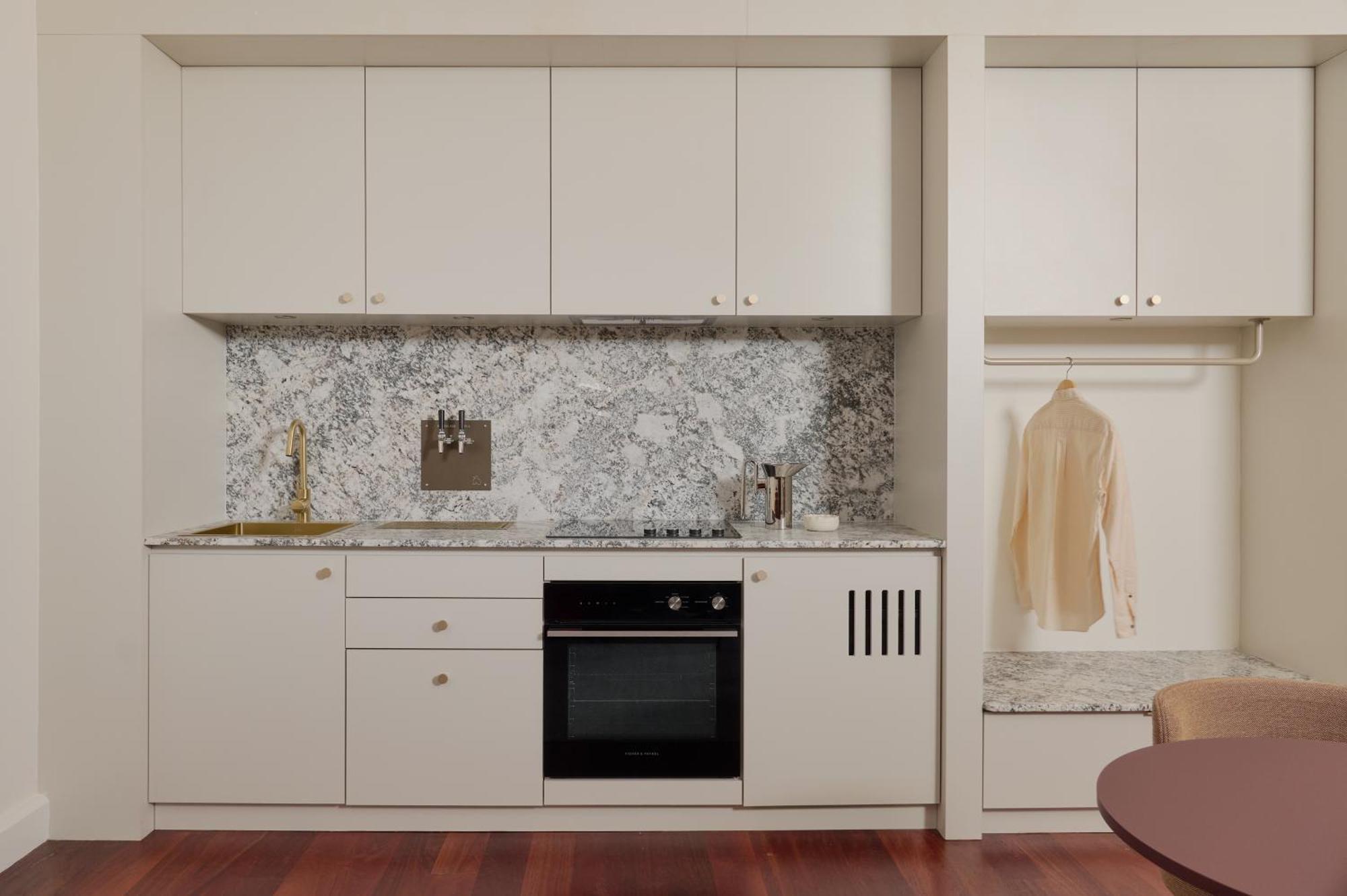 Laura Suite – Kitchenette & Lounge