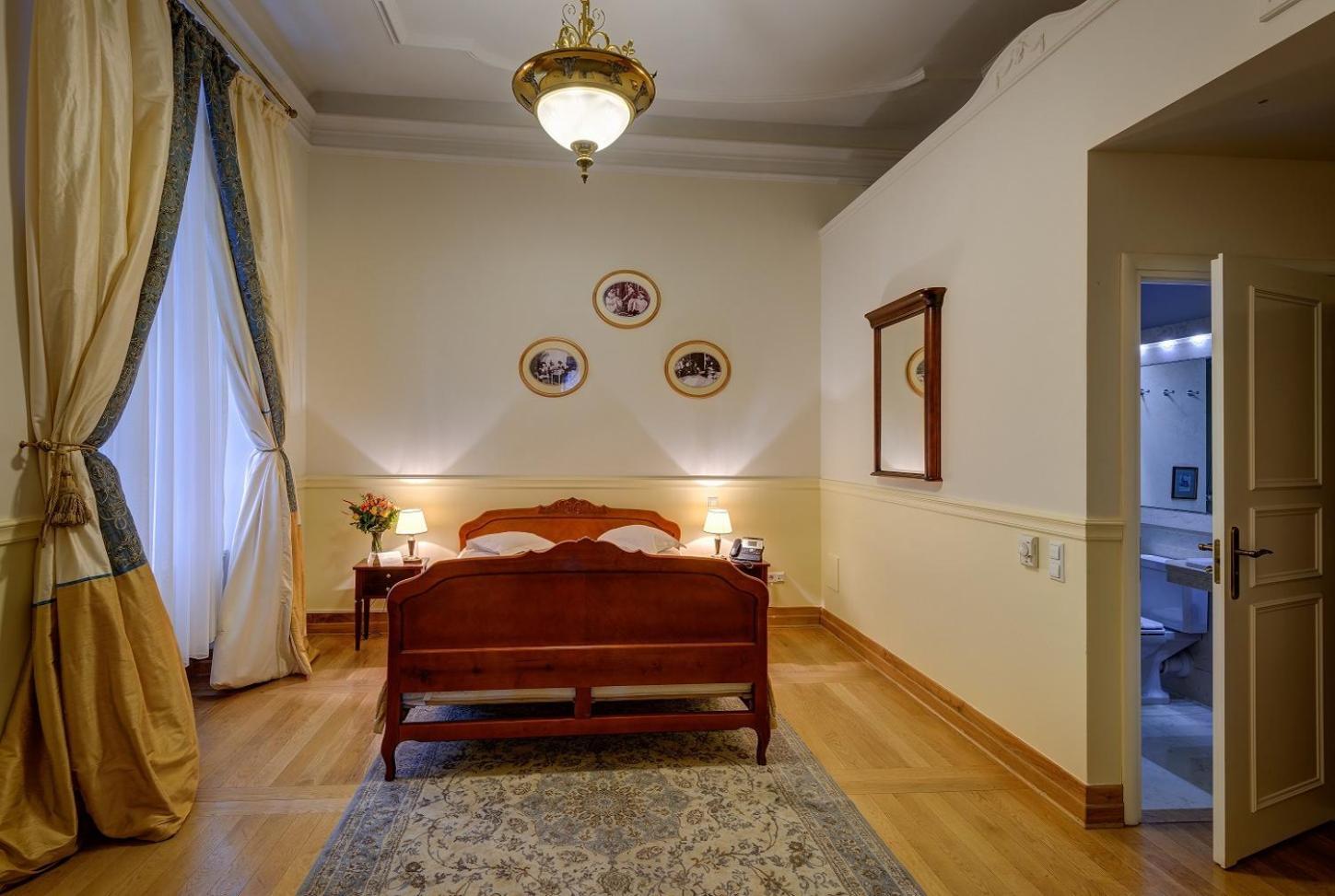 Deluxe Queen Room