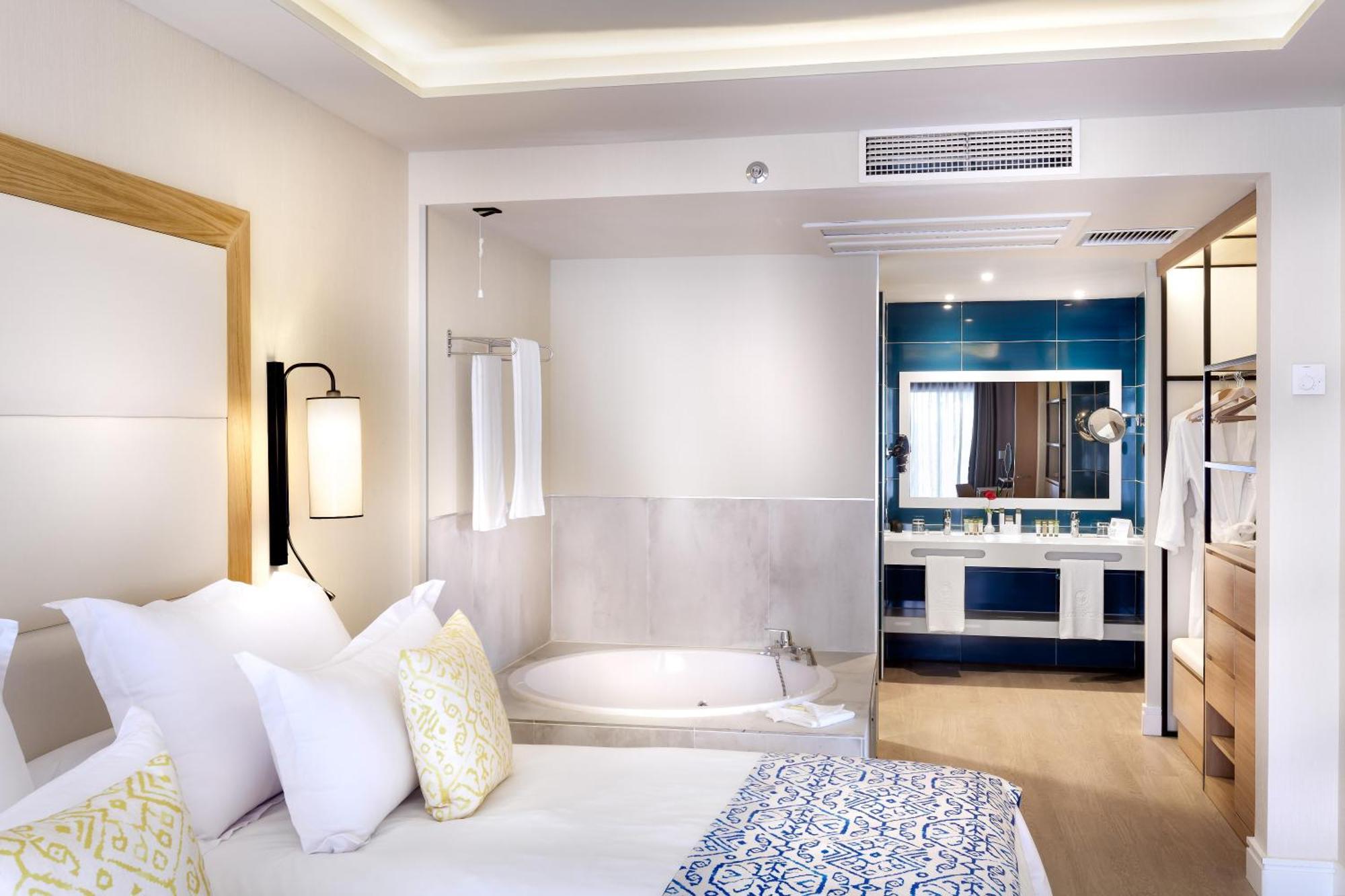 Suite Side Ocean View