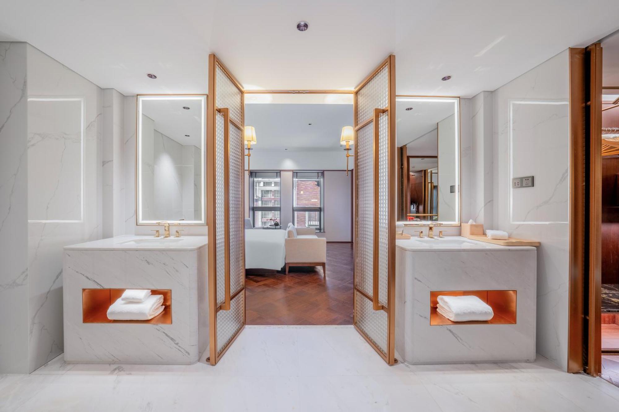 Executive Deluxe King Suite - Non-Smoking