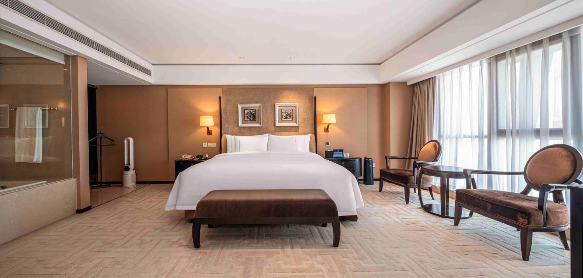 Lake View Suite