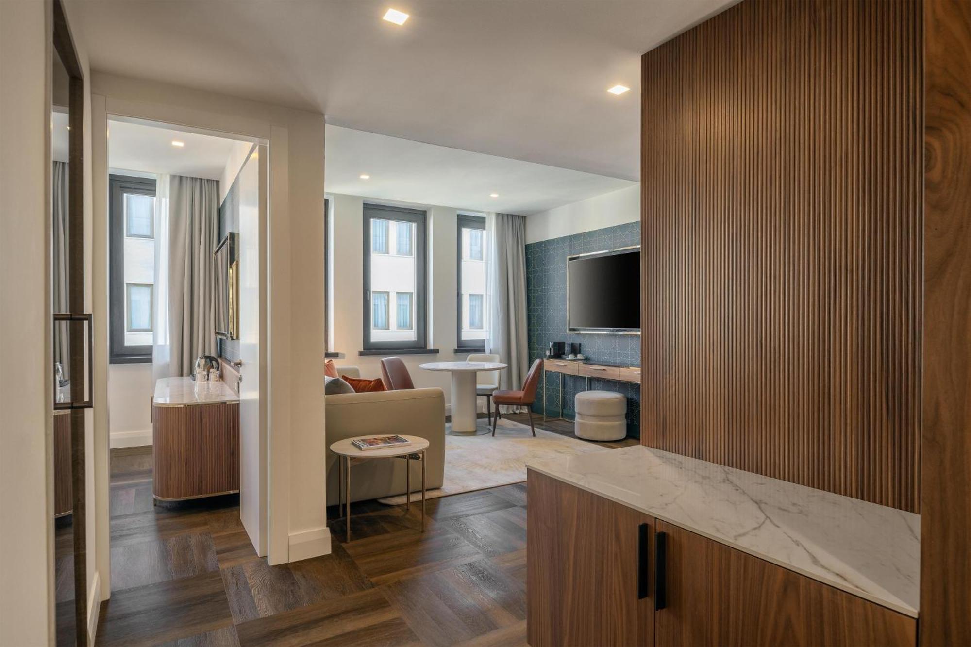 Deluxe One-Bedroom King Suite