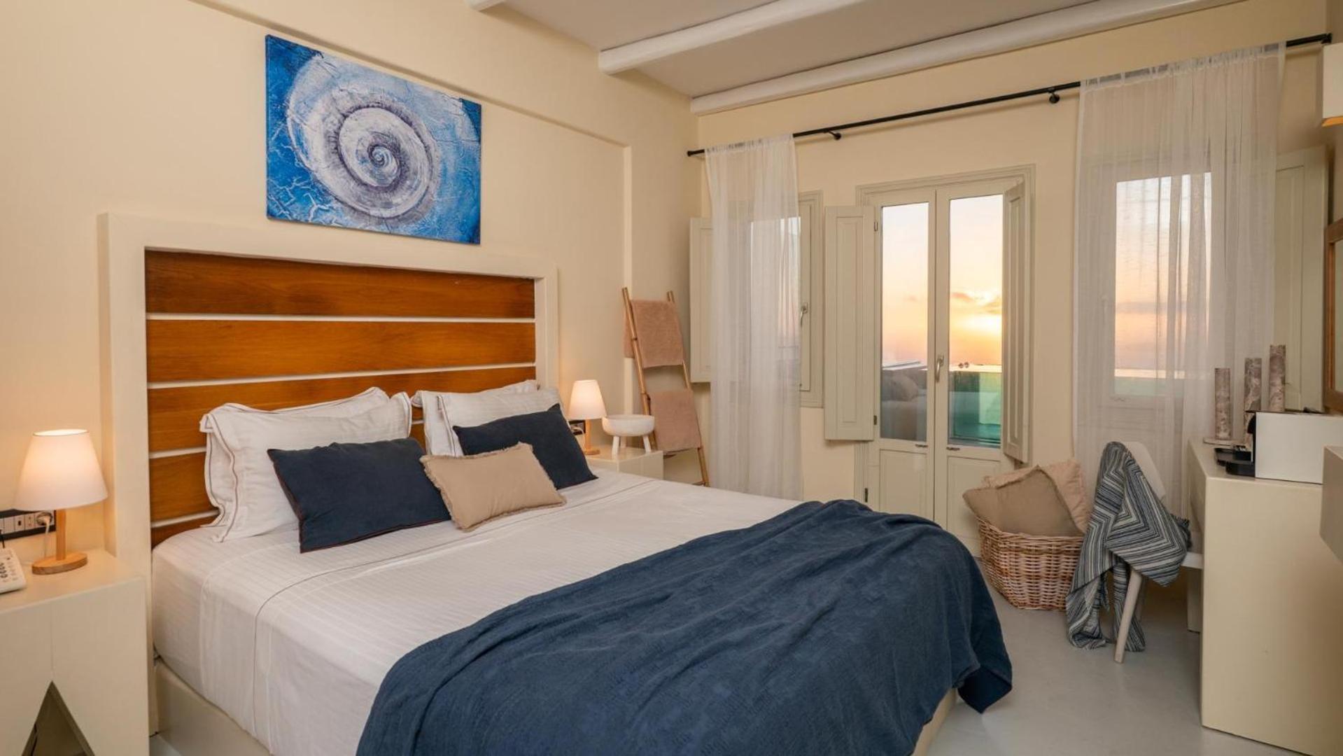 Sunset Crystal Suite with Hot Tub & Caldera View