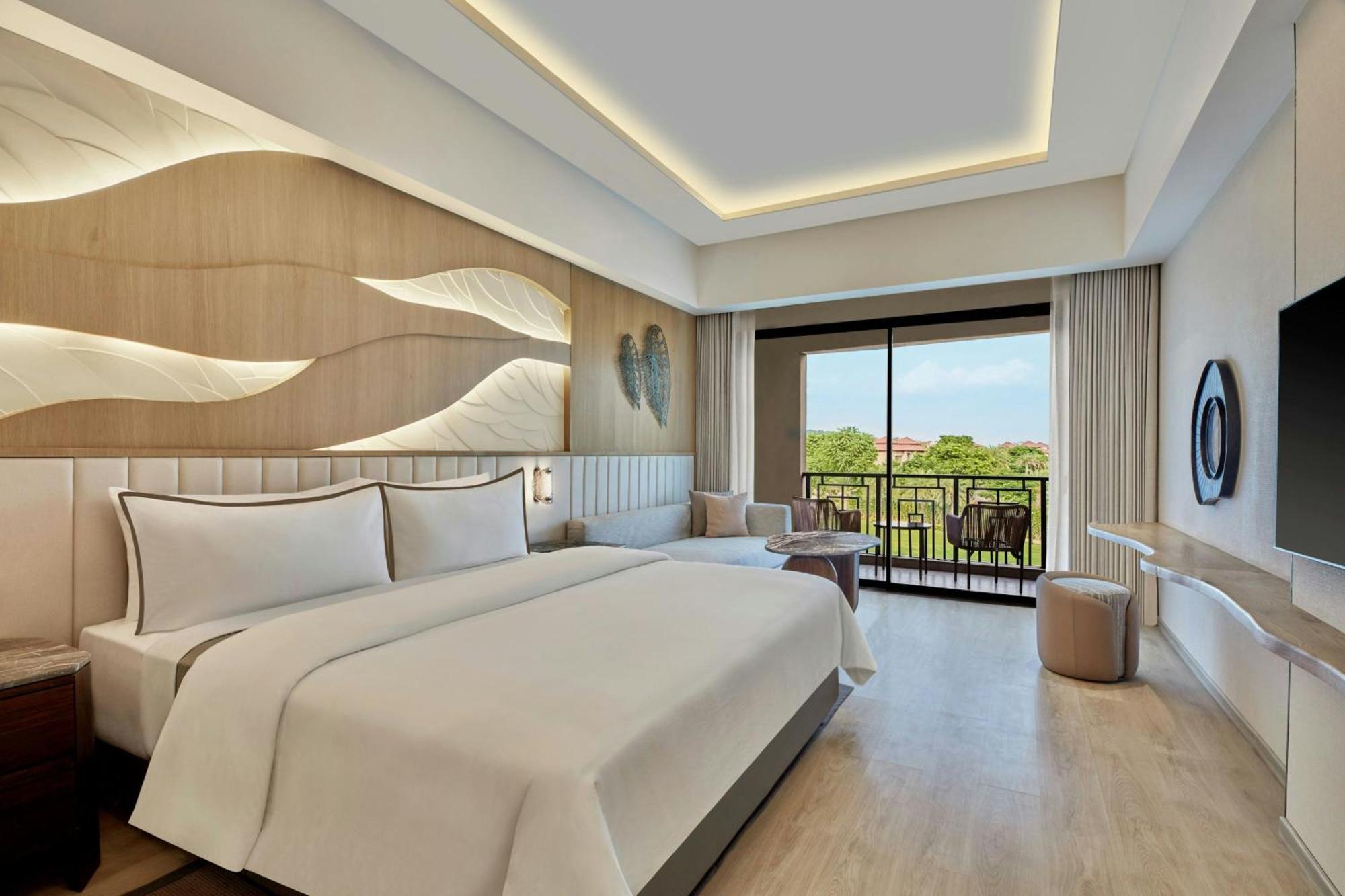 Deluxe King Room with Balcony and Resort View