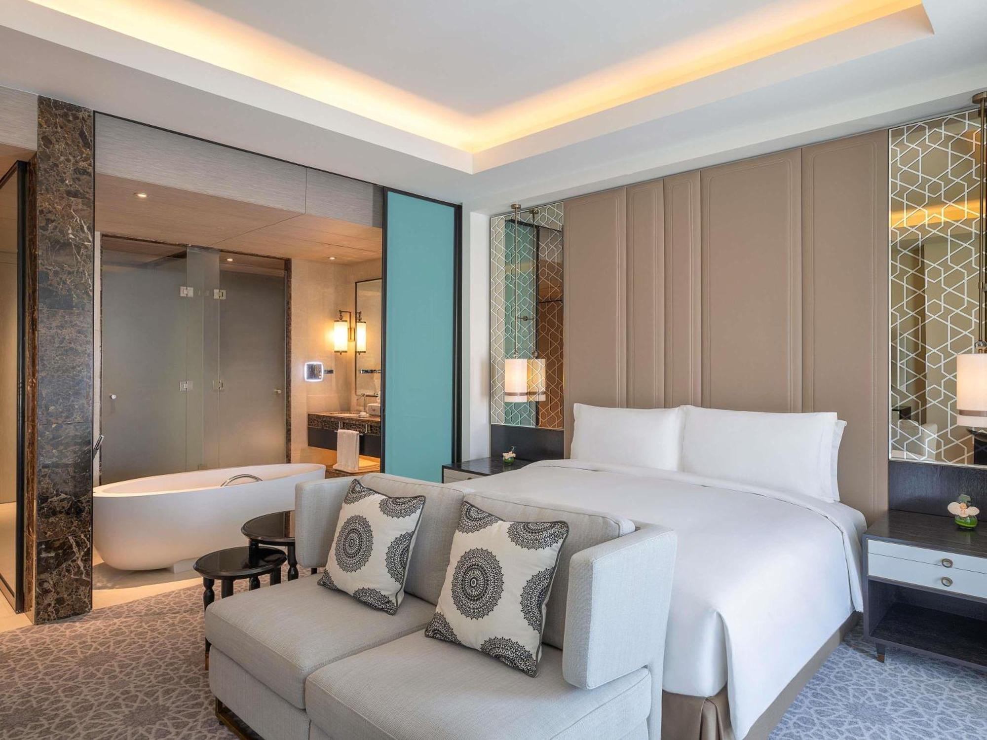 Luxury King Room with City View