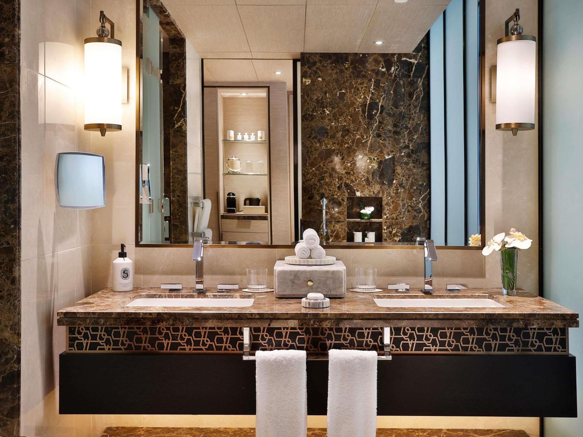 Signature King Suite with Panoramic City View