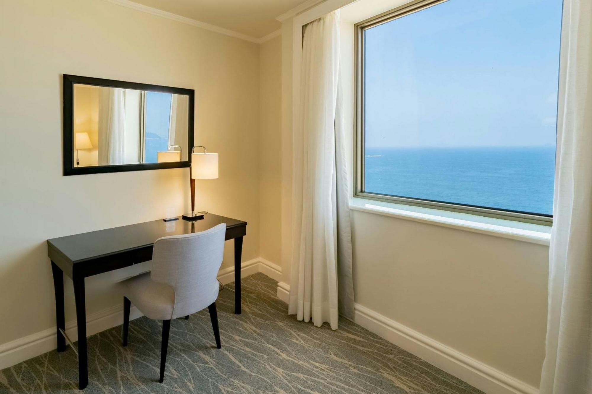 Executive lounge access Guest room 1 King Ocean view,1756442012:JPEG