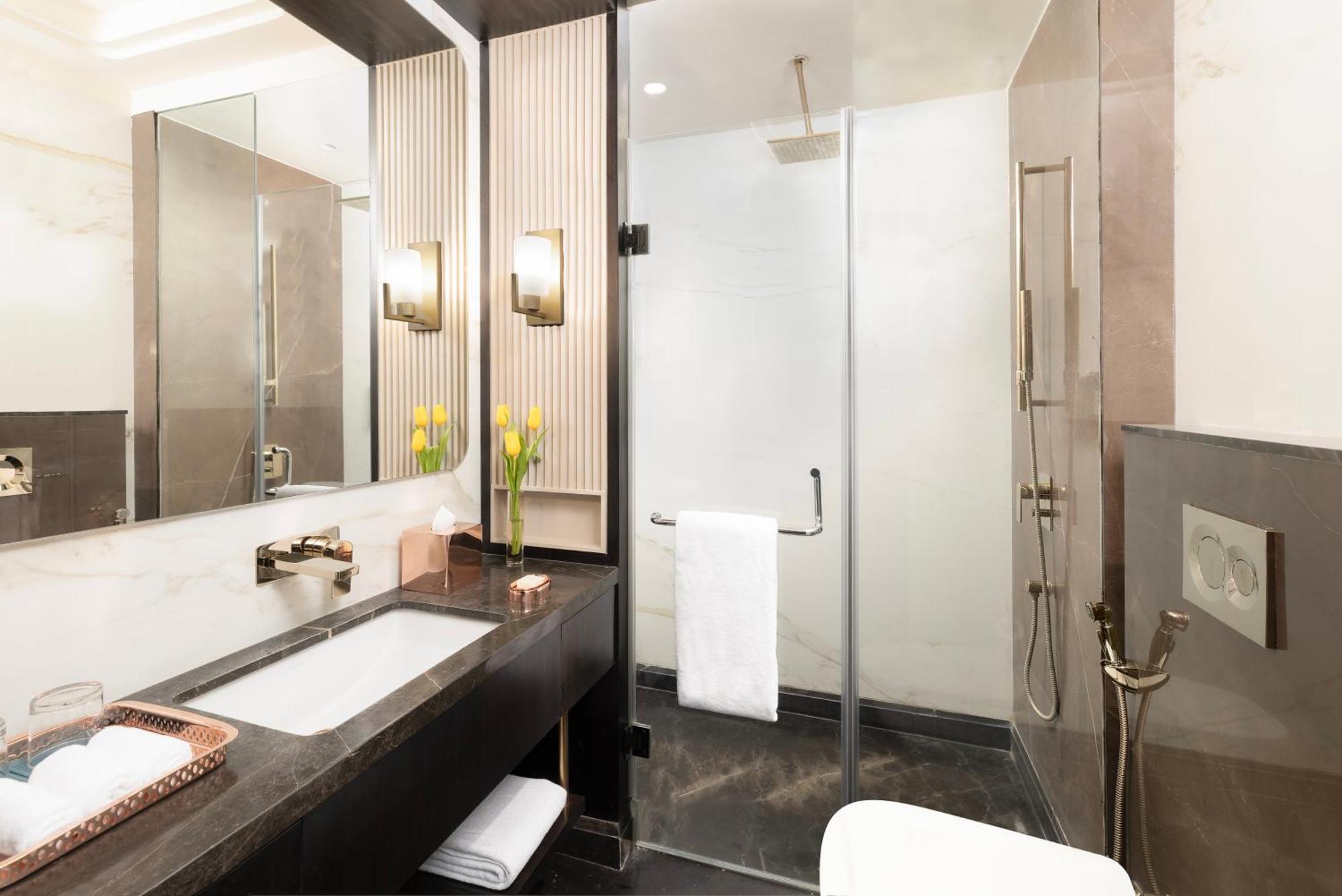 Superior Room King Bed Courtyard View,1756576738:JPEG