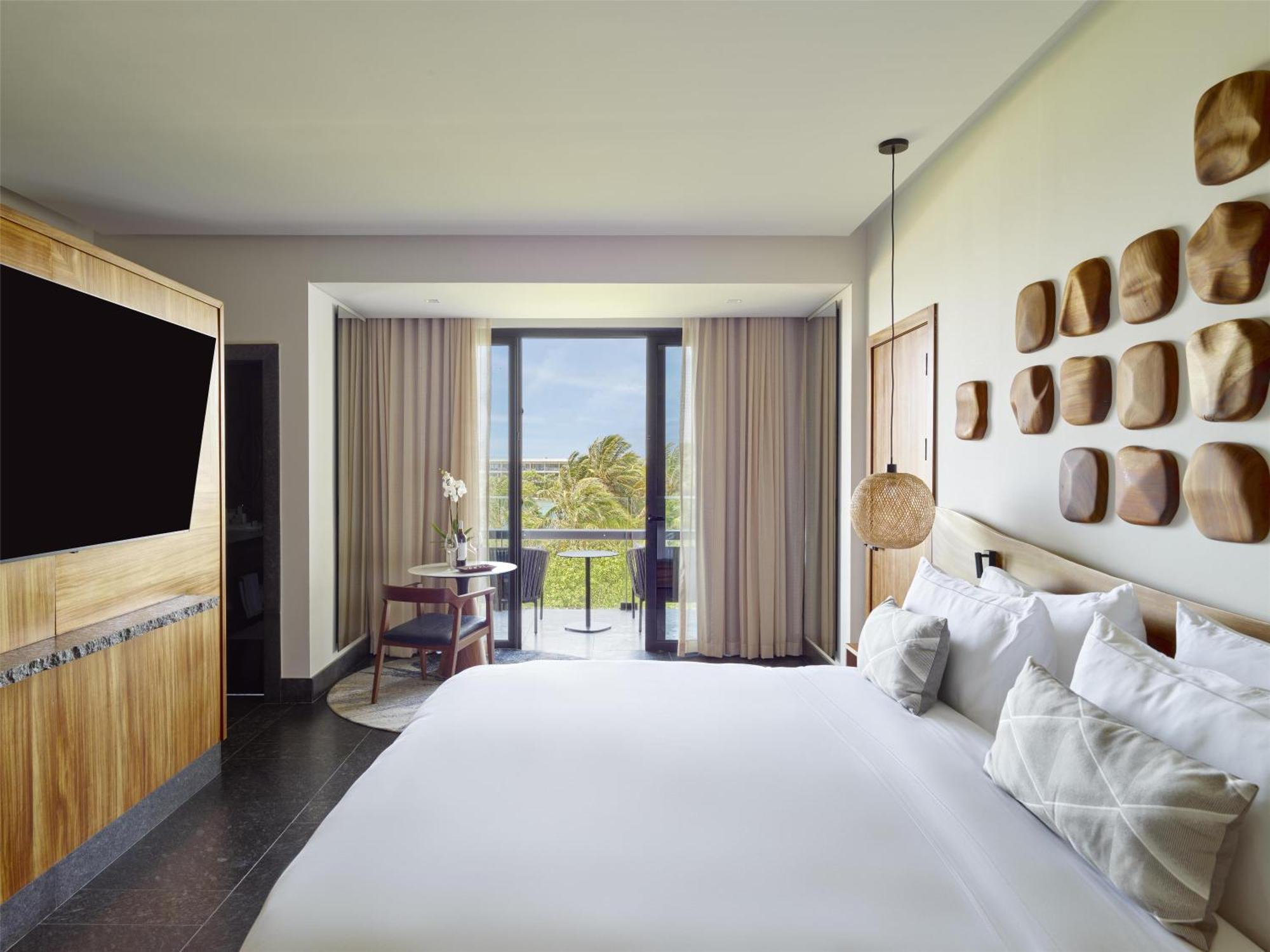 King Suite with Tropical View