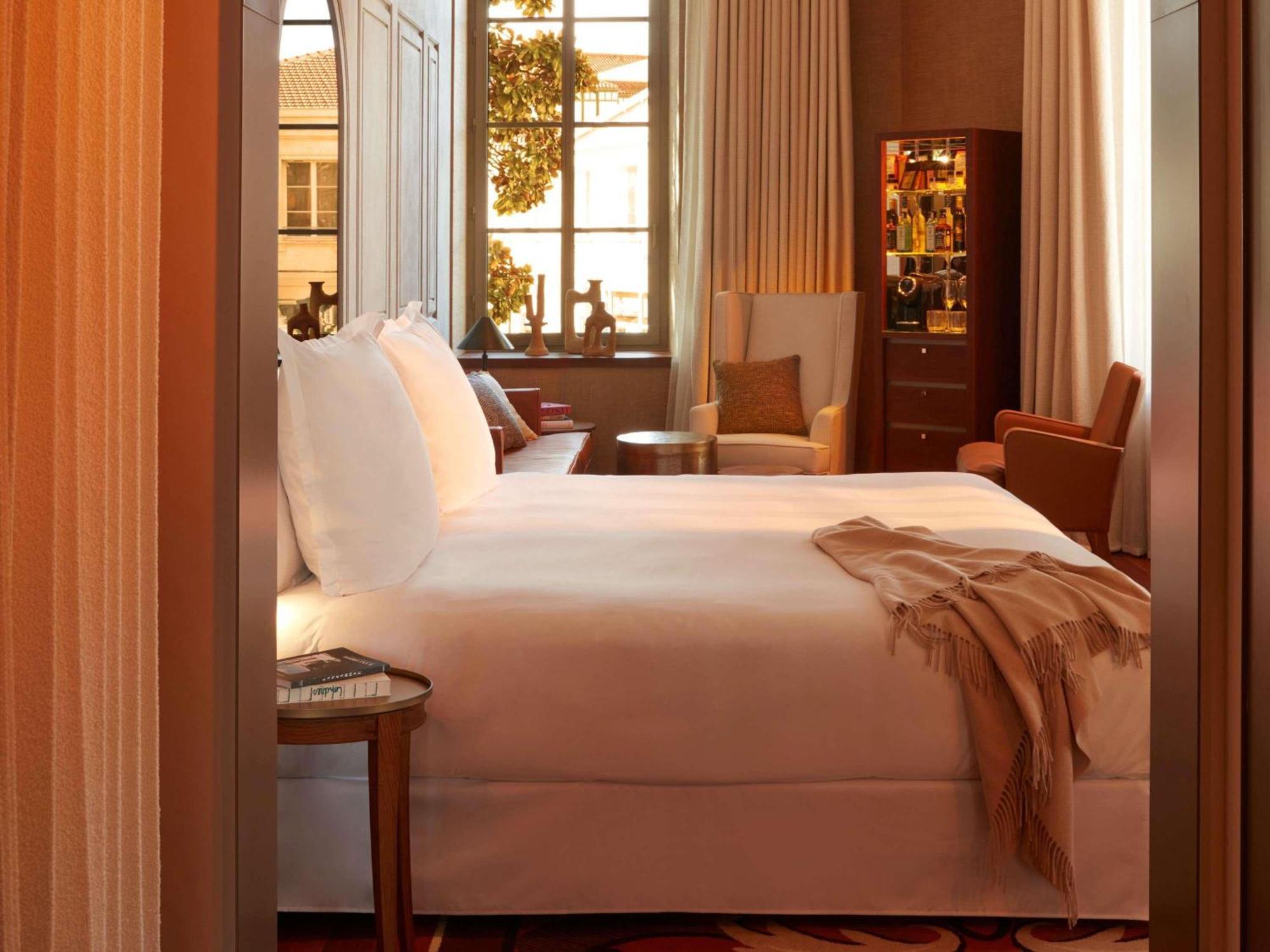 Corner King Suite