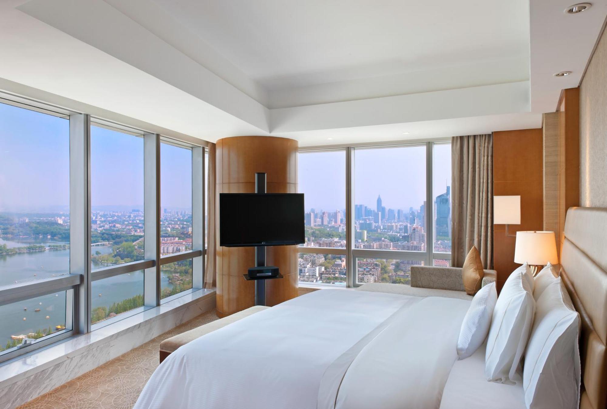 Executive Premier One-Bedroom King Suite - Club Level