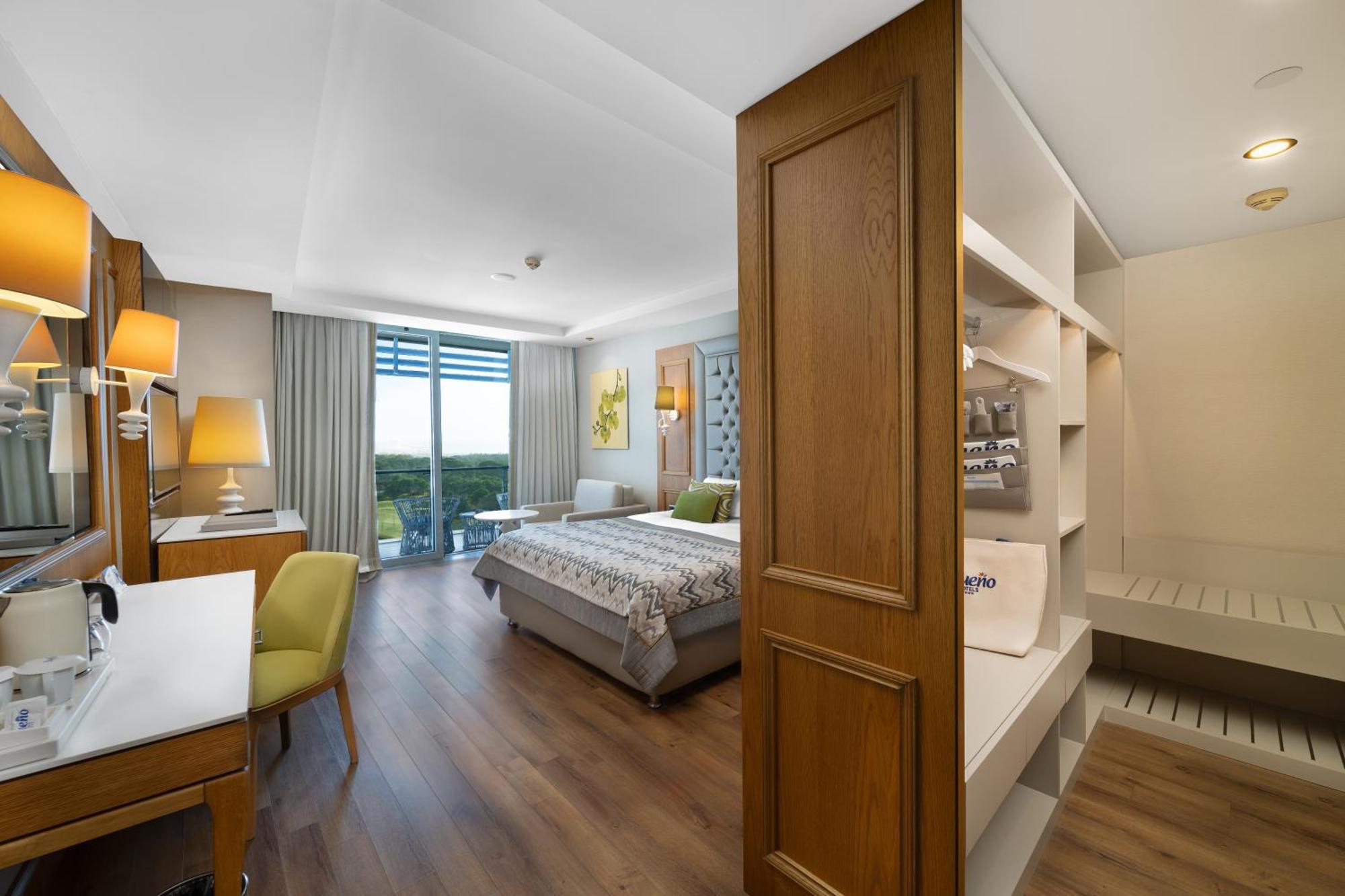 Deluxe Suite Room with Land and Golf View