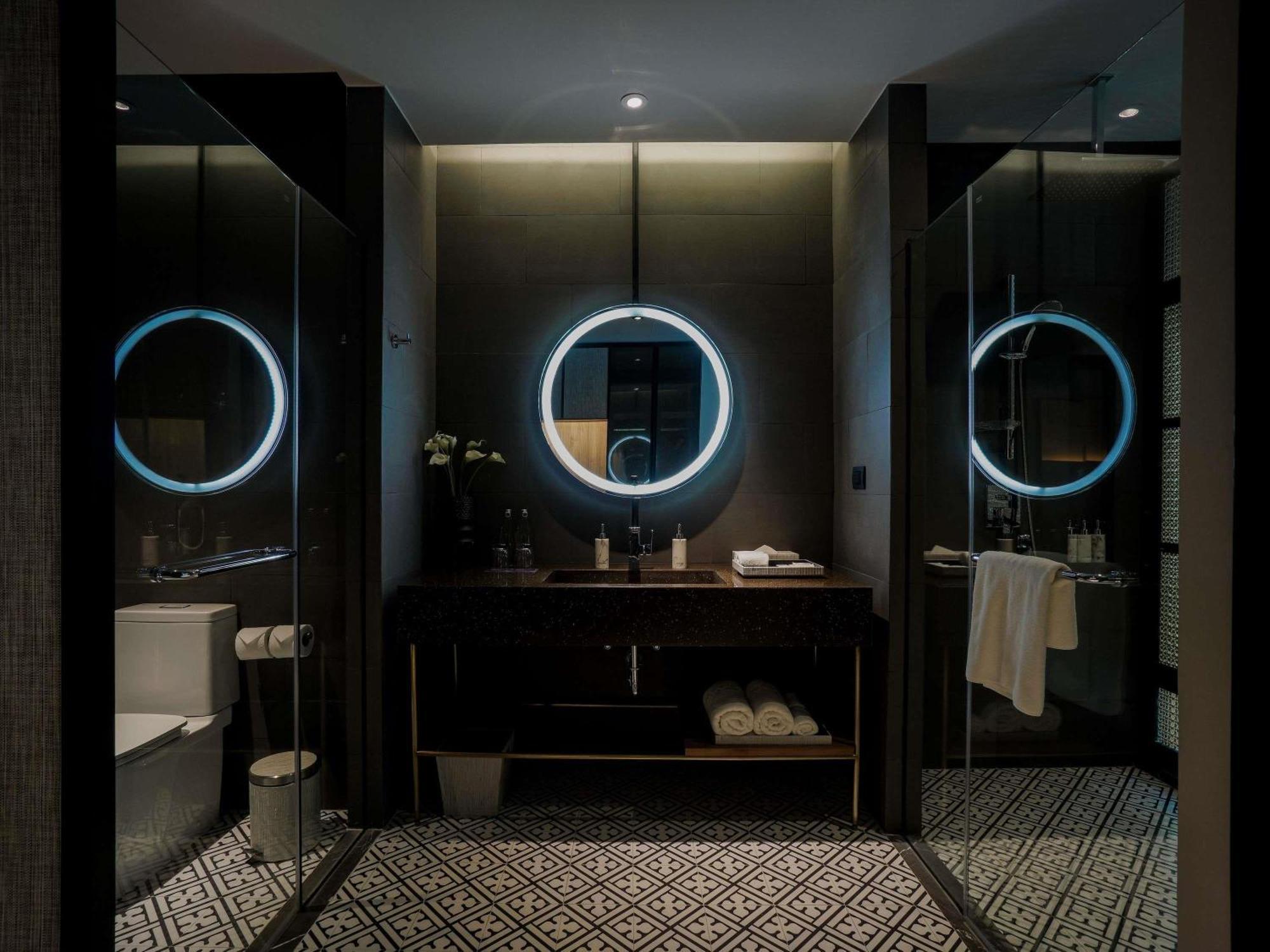 Deluxe King Suite