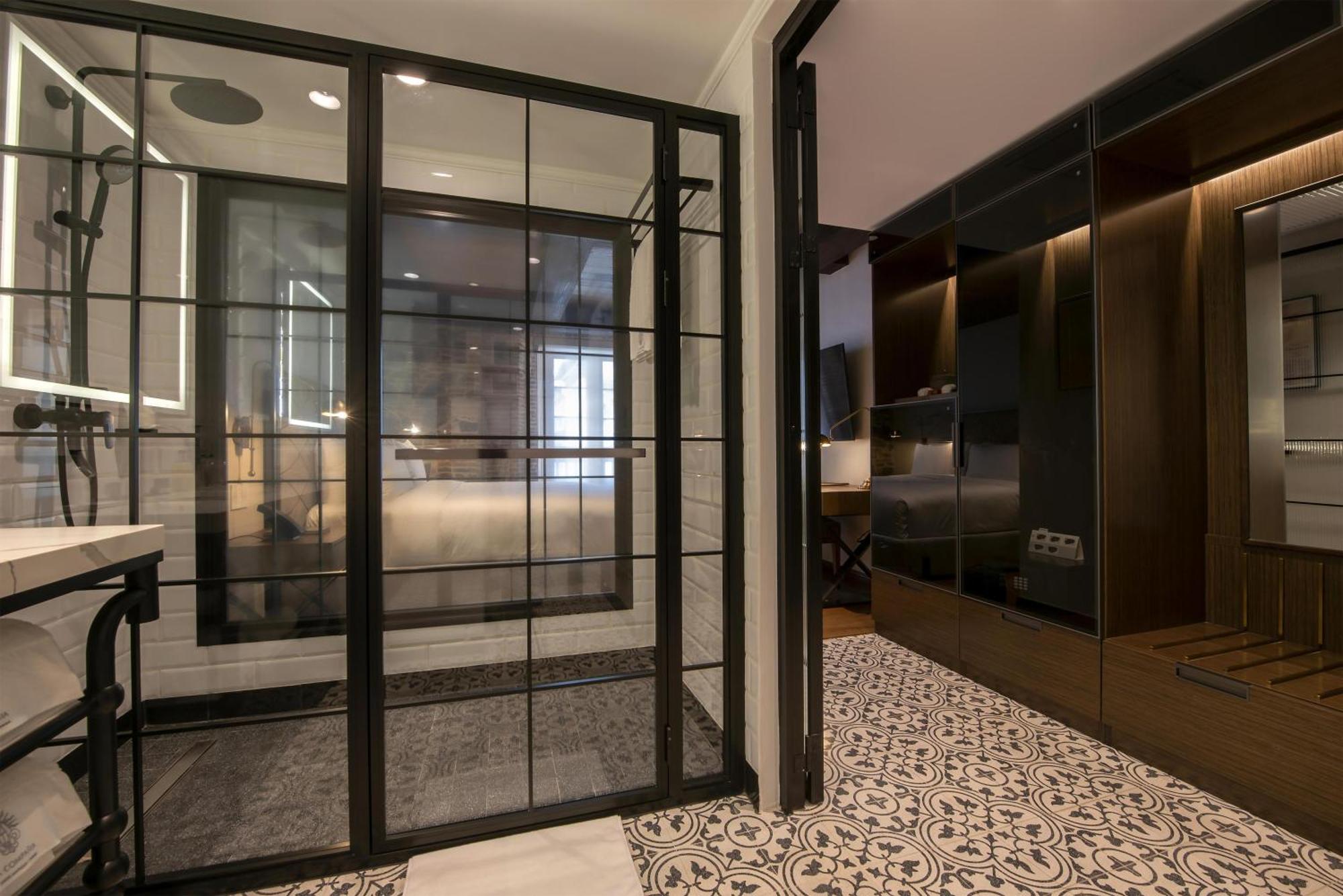 Queen Room with Courtyard View