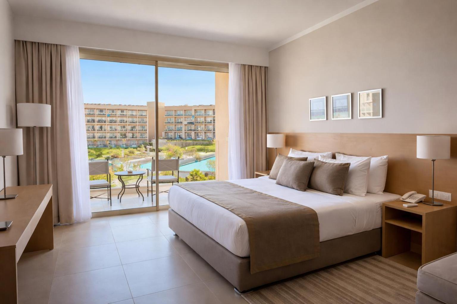 Executive Suite, Queen Bed, Swim Up