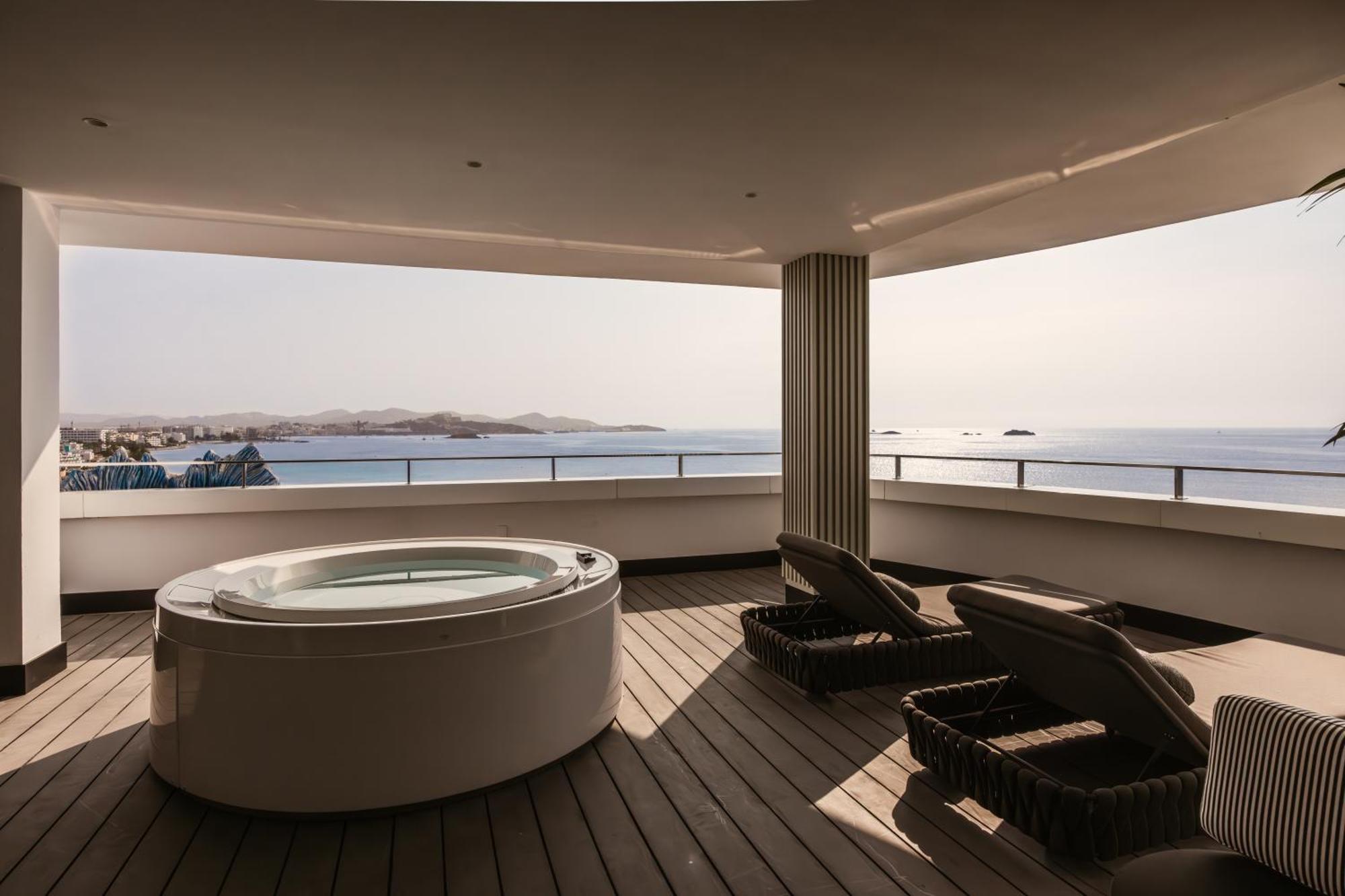 Suite - I'm on Top of The World - Entrance to Ushuaia Club Included