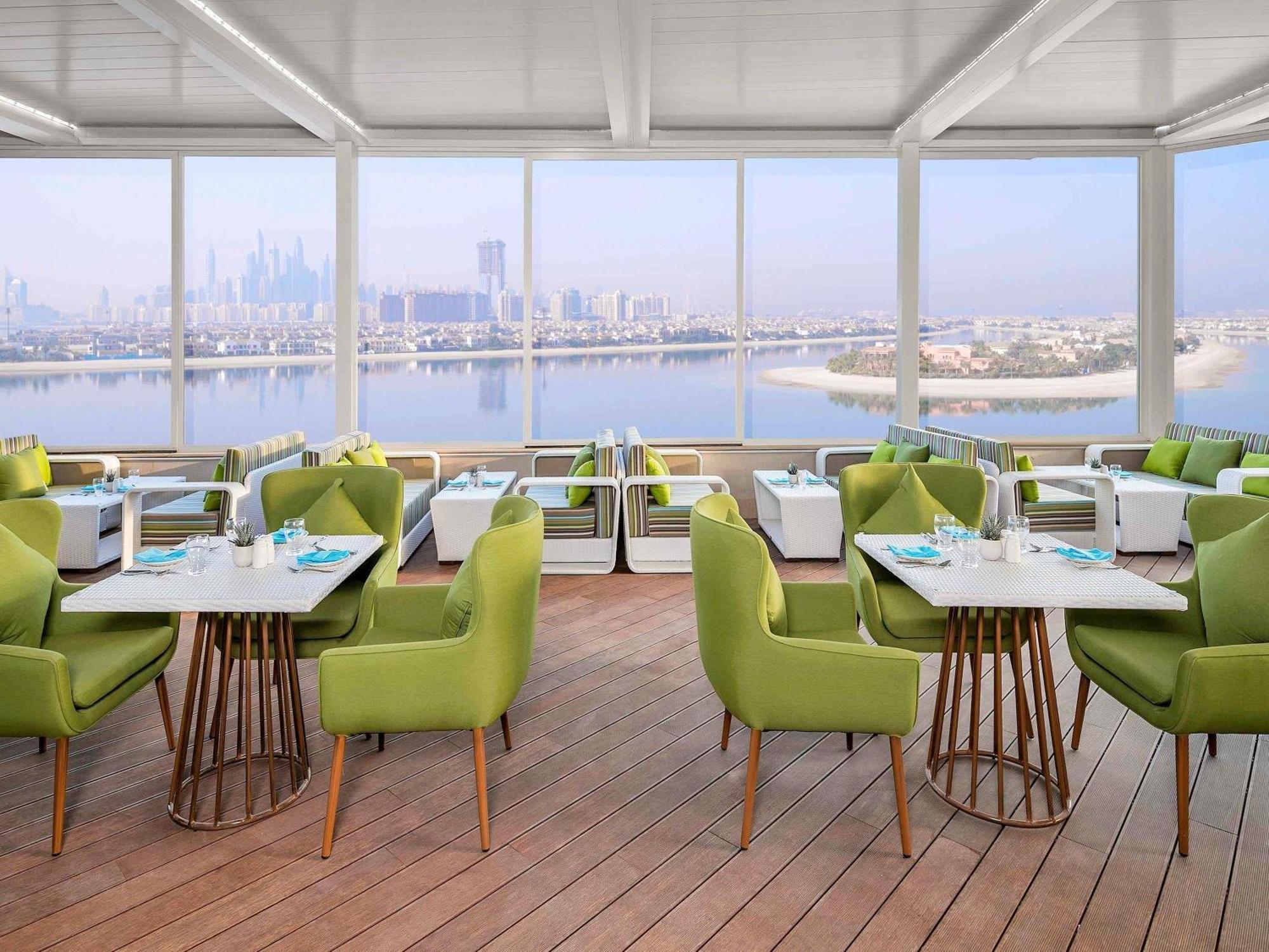 Deluxe Suite met 1 Slaapkamer, Balkon en Gedeeltelijk Uitzicht op Zee - Toegang tot de Club Lounge