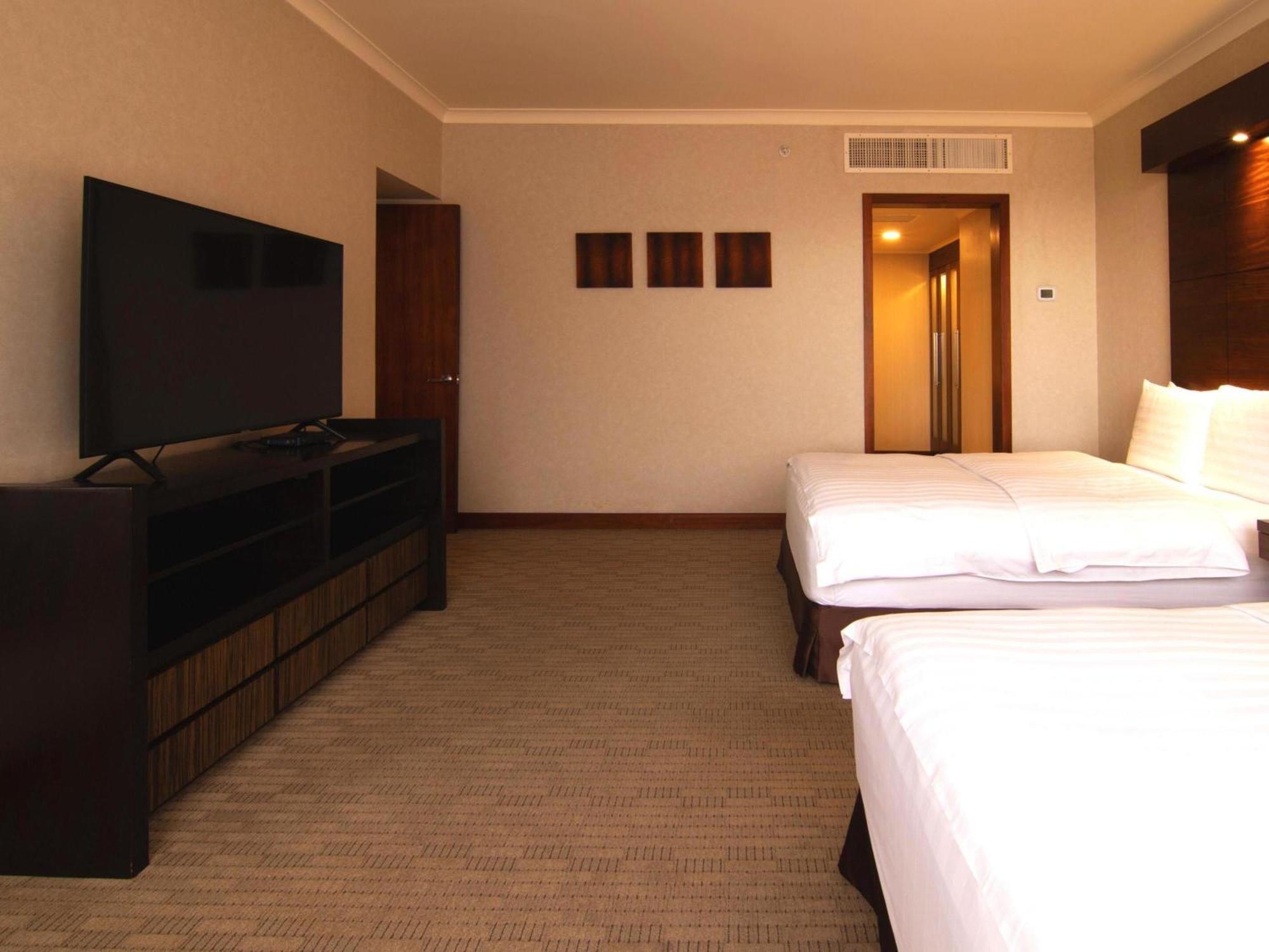 One-Bedroom Executive Suite with Twin Beds