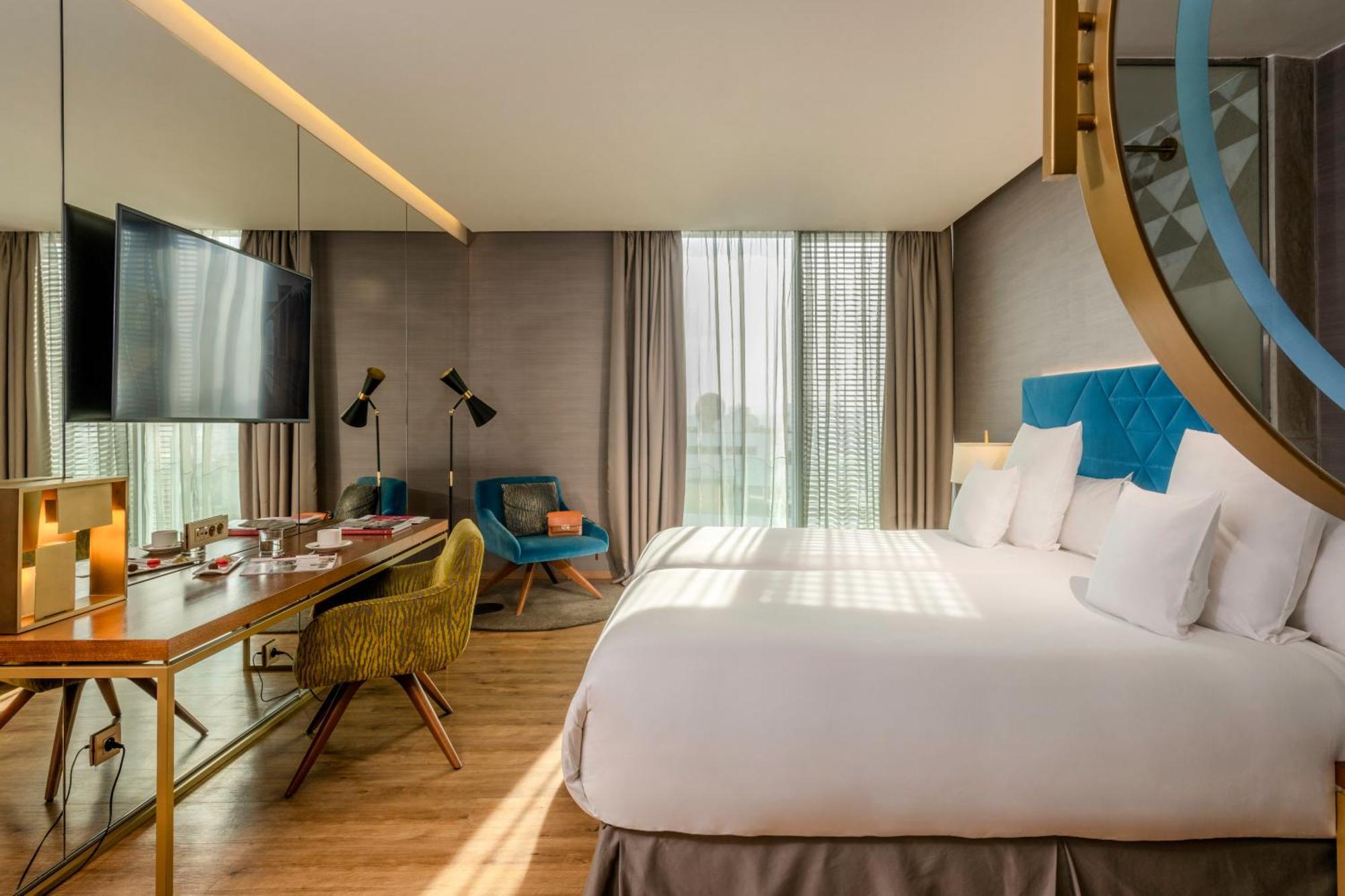 Deluxe Pool View Room