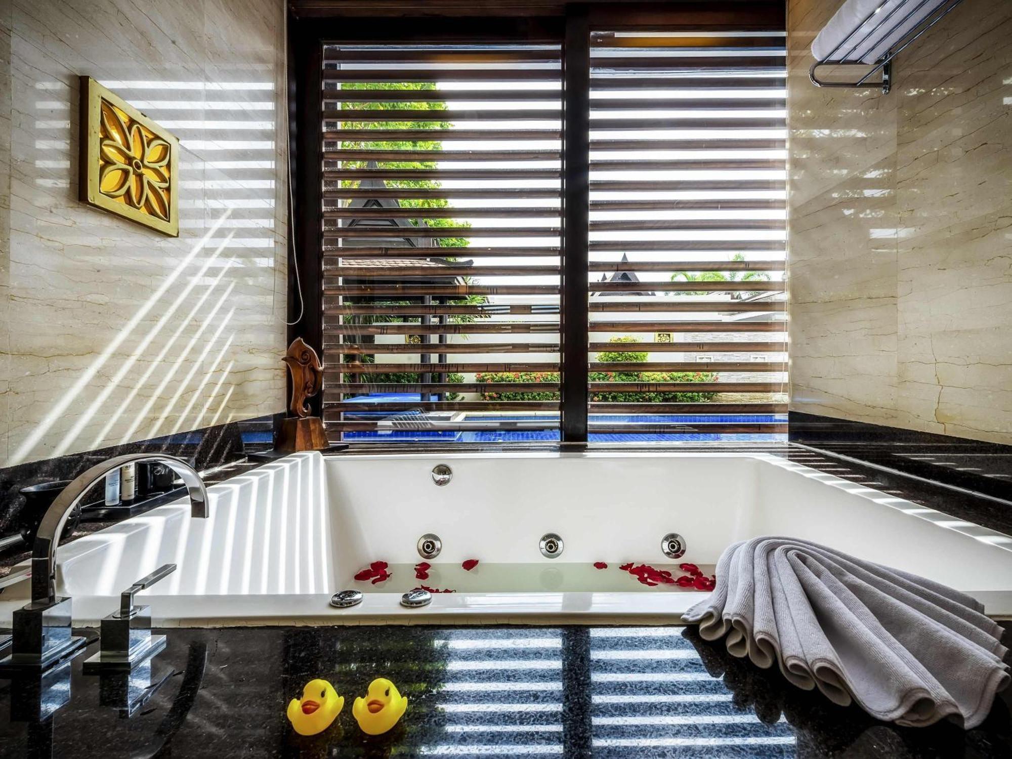 Family Villa with Private Pool and Garden