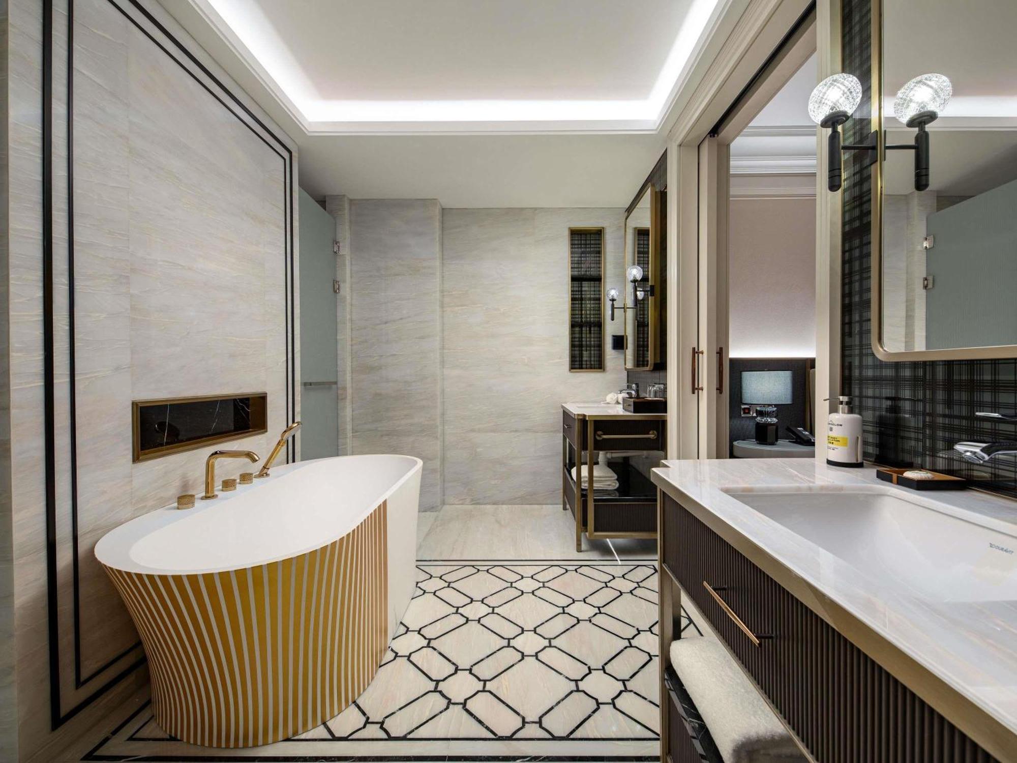 Execlusive Suite, Lounge Access, 1 King Size Bedroom and 1 Living Room, High Floor
