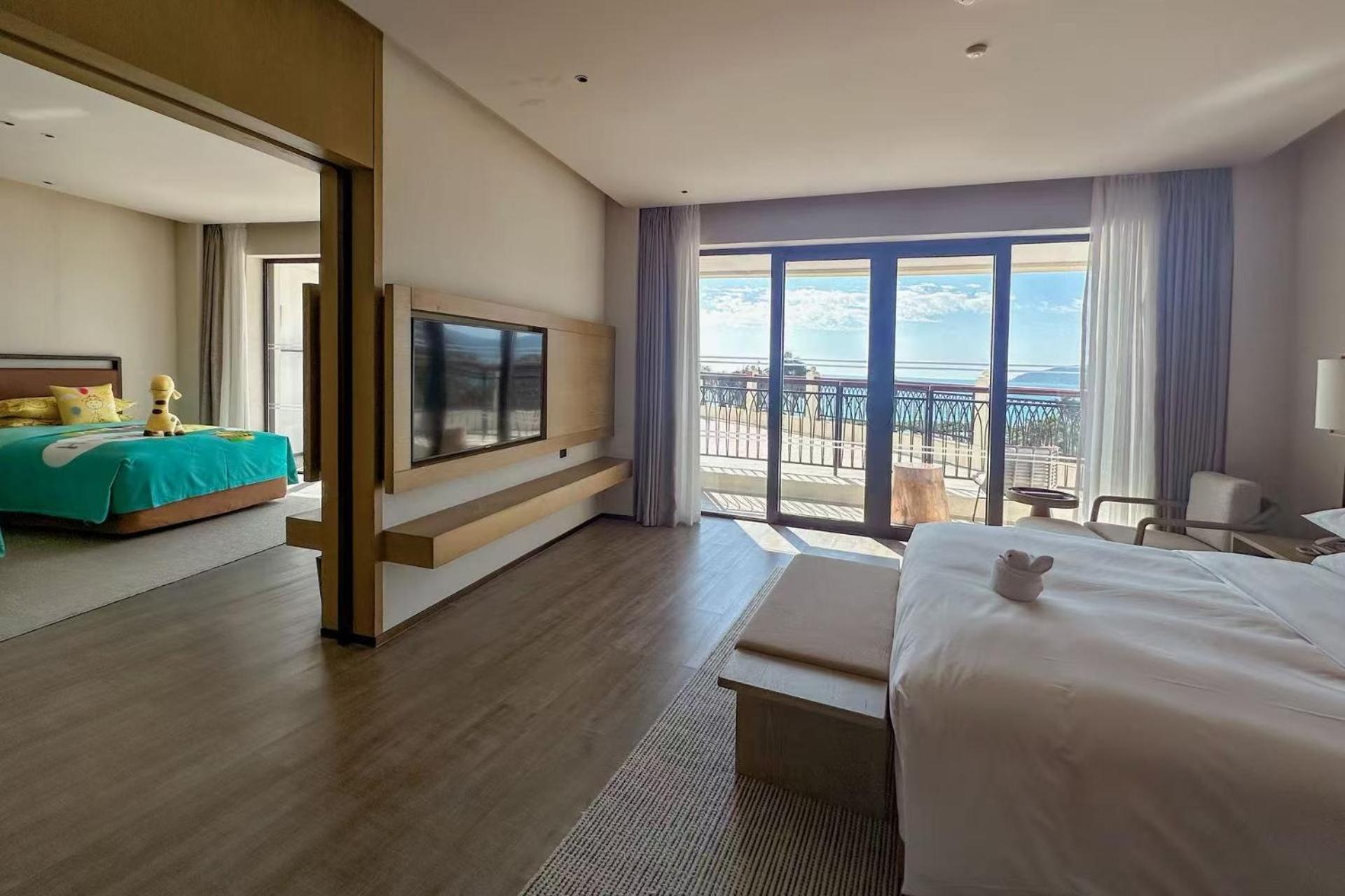 Larger Family room, 1 King and 2Double, Partial ocean view