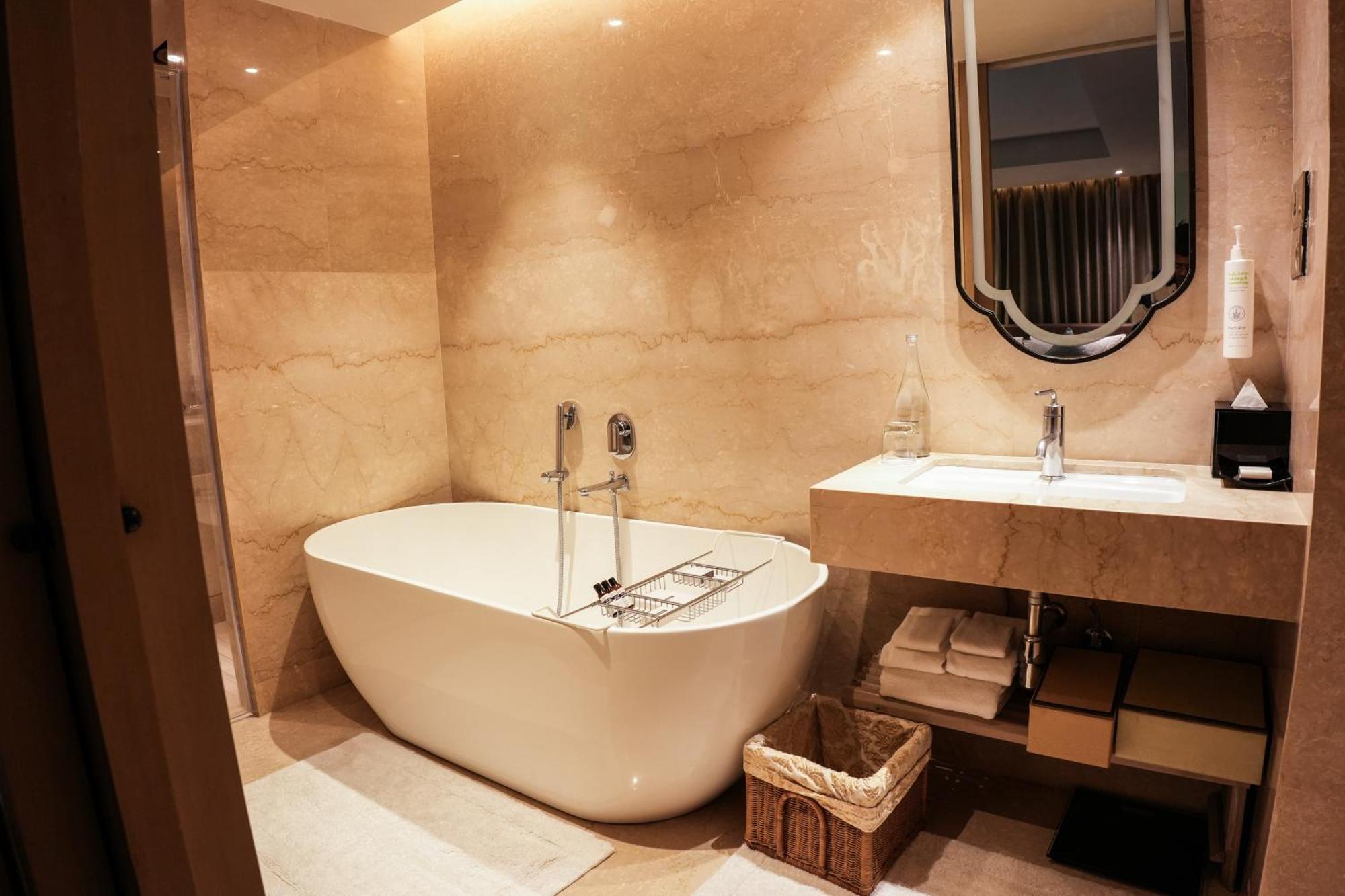 Junior Suite Club Lounge Access 1 King Bed INR 1000 F&B Credit 11 on Selected Beverages Happy Hours 1700 1900 Hrs,1773393654:JPEG