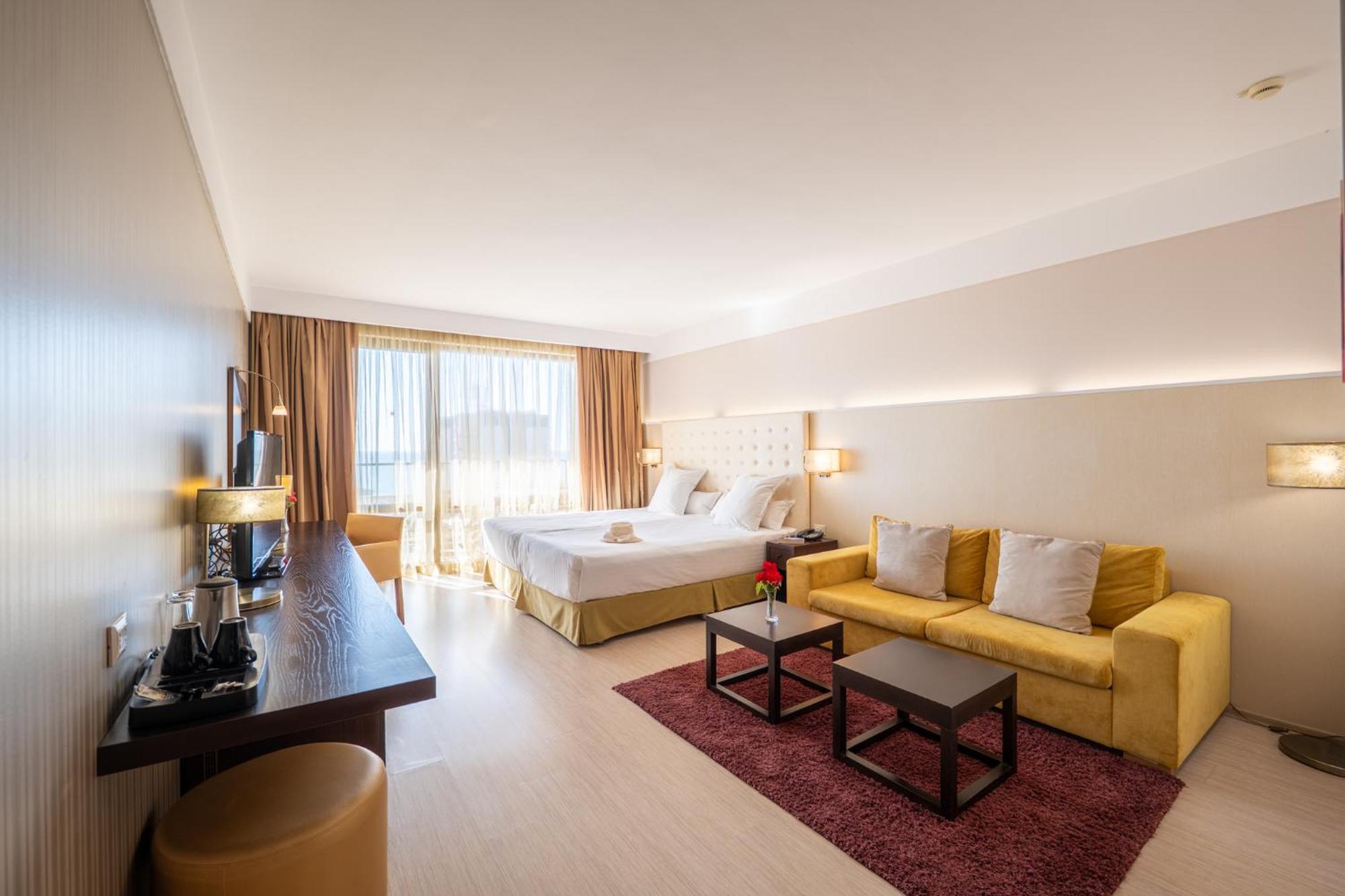Deluxe Double Room (2 Adults + 2 Children)