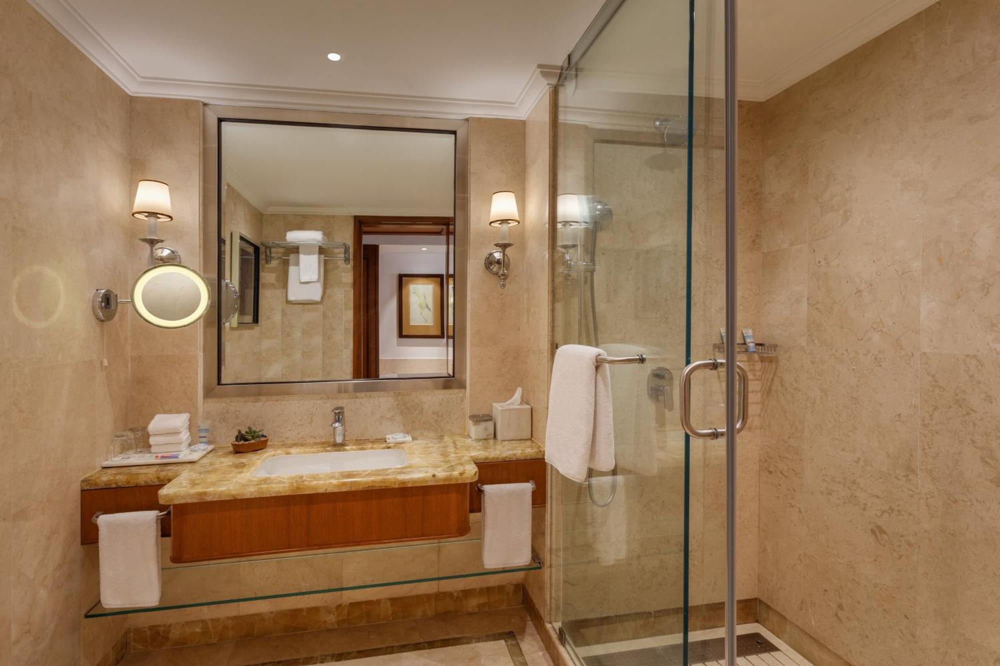 Executive Club Exclusive with 15% off on Spa, Laundry, Food & Soft Beverage and Buy 1 Get 1 Luxury Happy Hours from 6 pm to 8pm