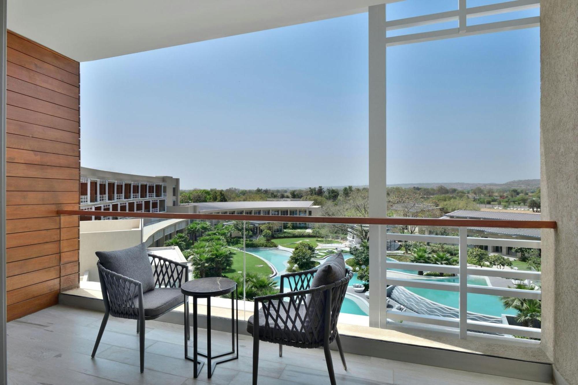 Deluxe Guest room, 1 King Bed, Pool View