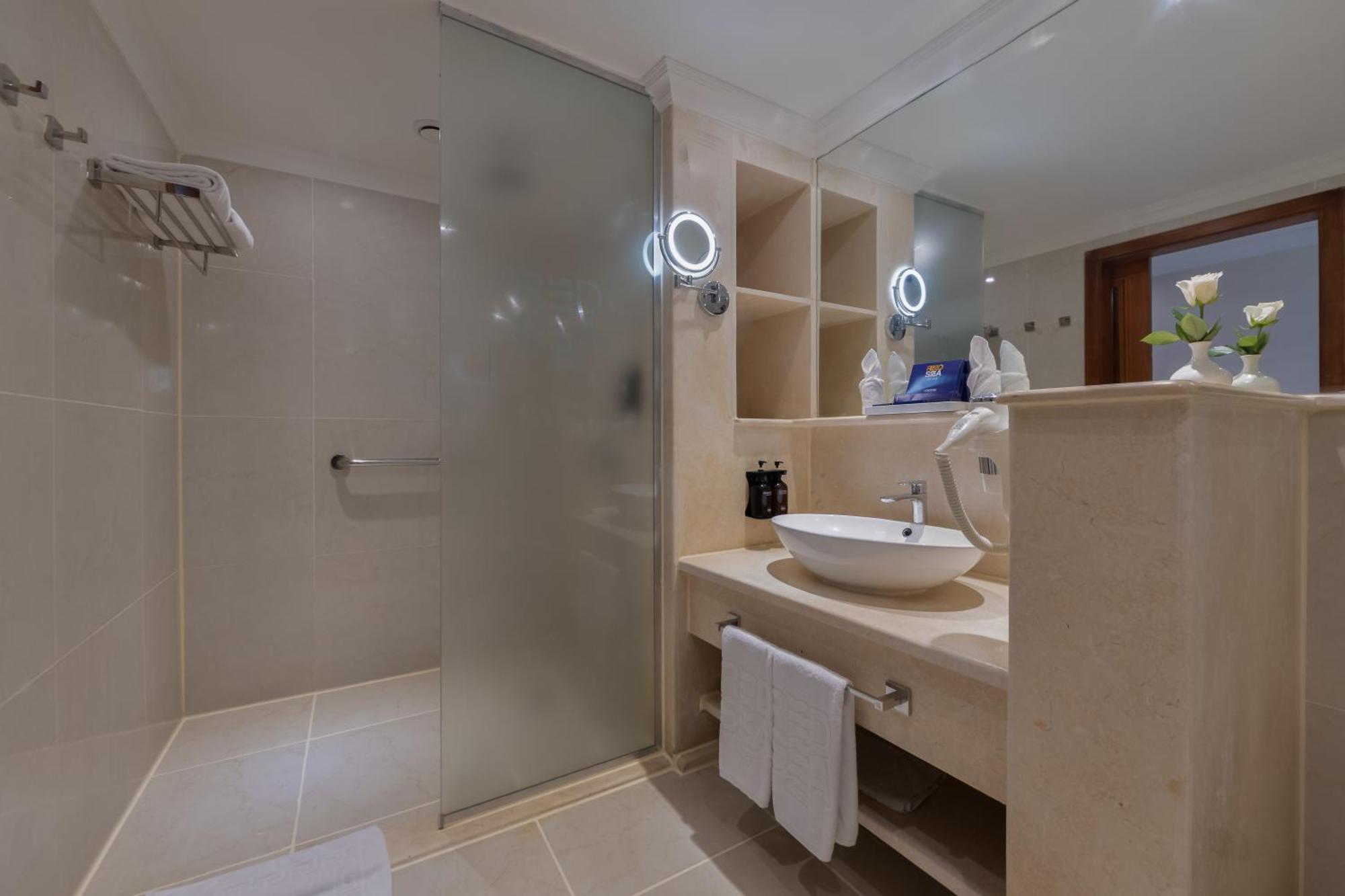 Superior Junior Suite Swim-Up Sea View