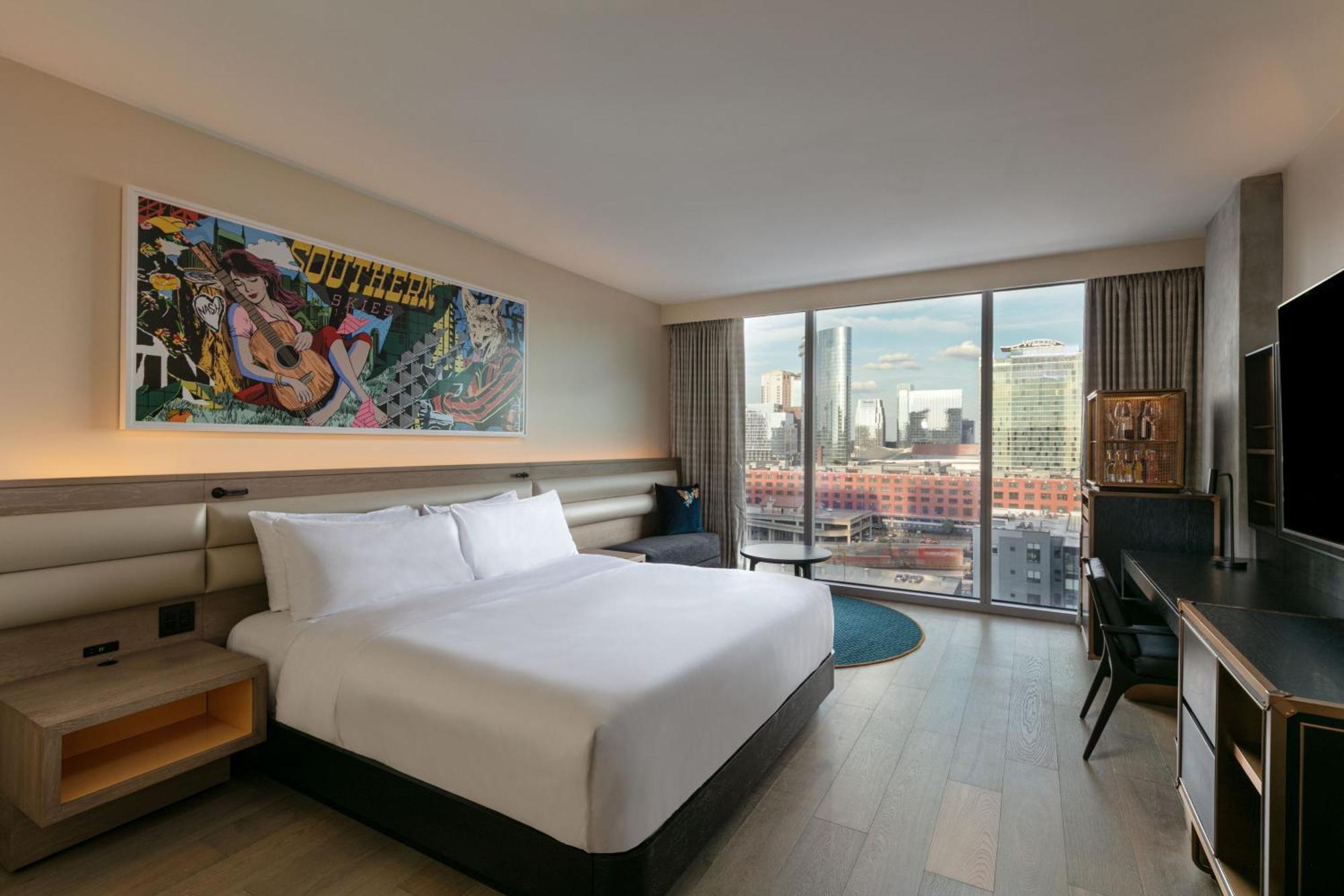 Superior King, 1 King, City View - High Floor/Mobility Accessible with Roll-In Shower